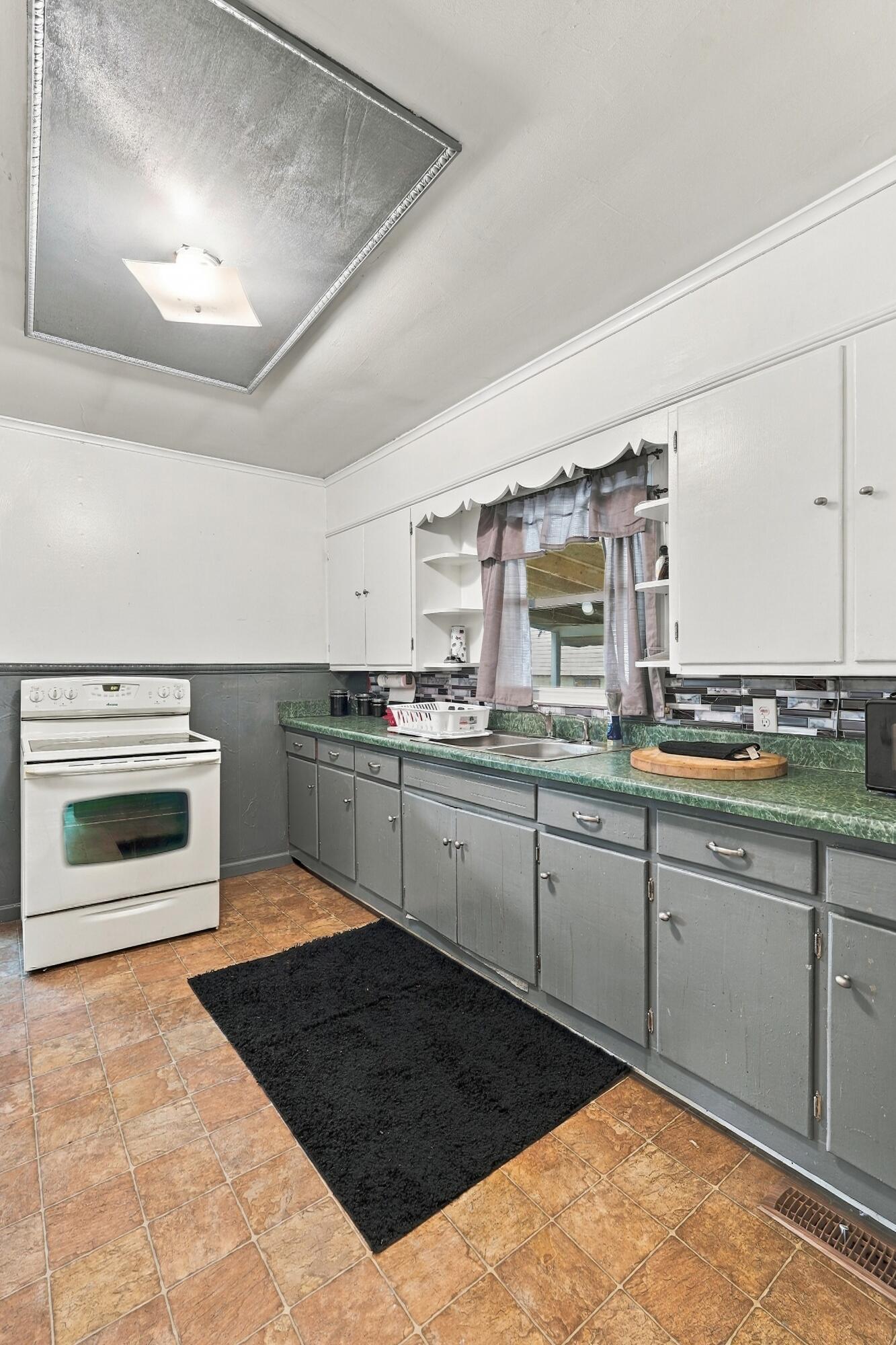 1353 W Broadway Property Photo 18
