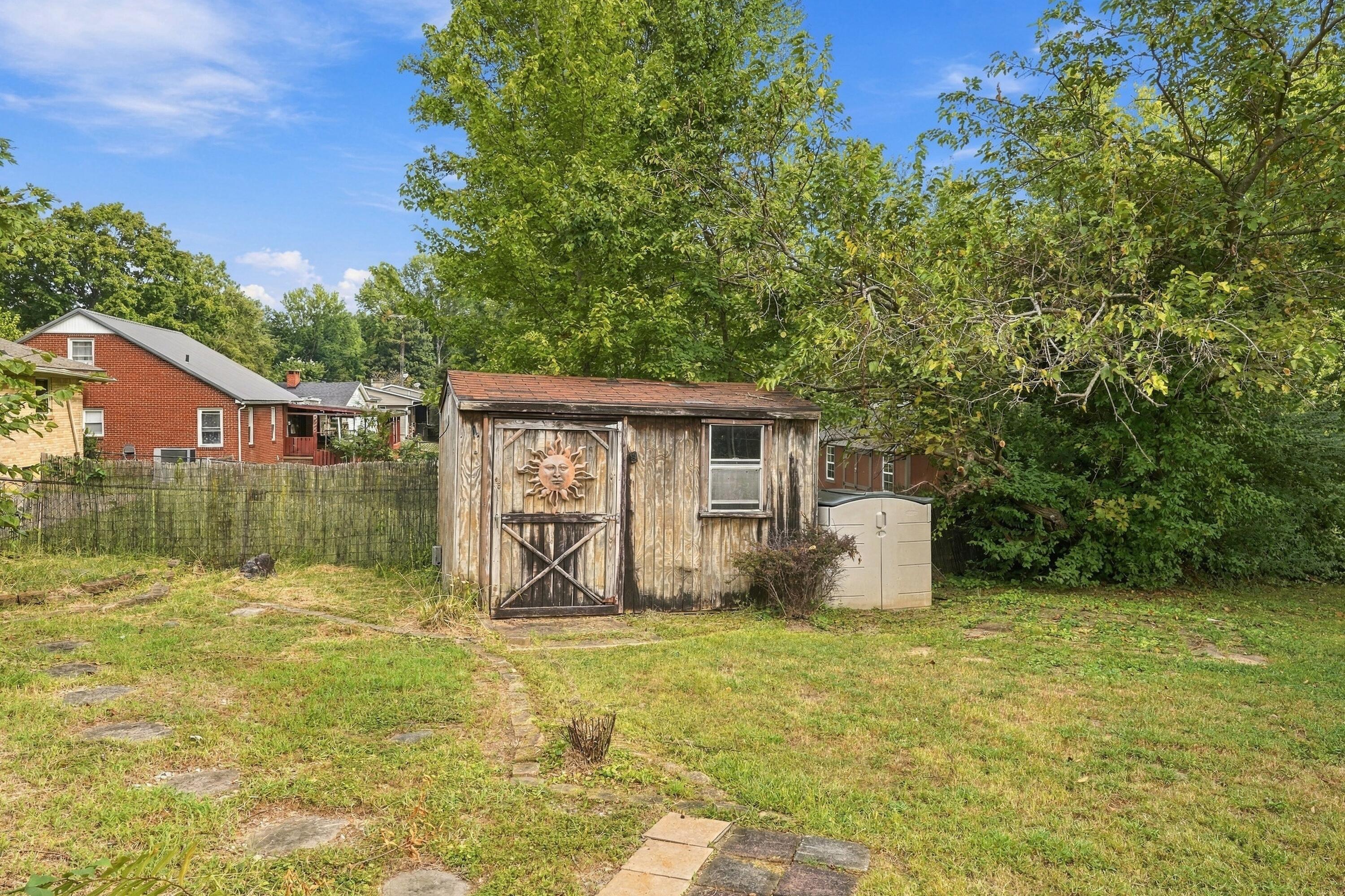 1353 W Broadway Property Photo 28
