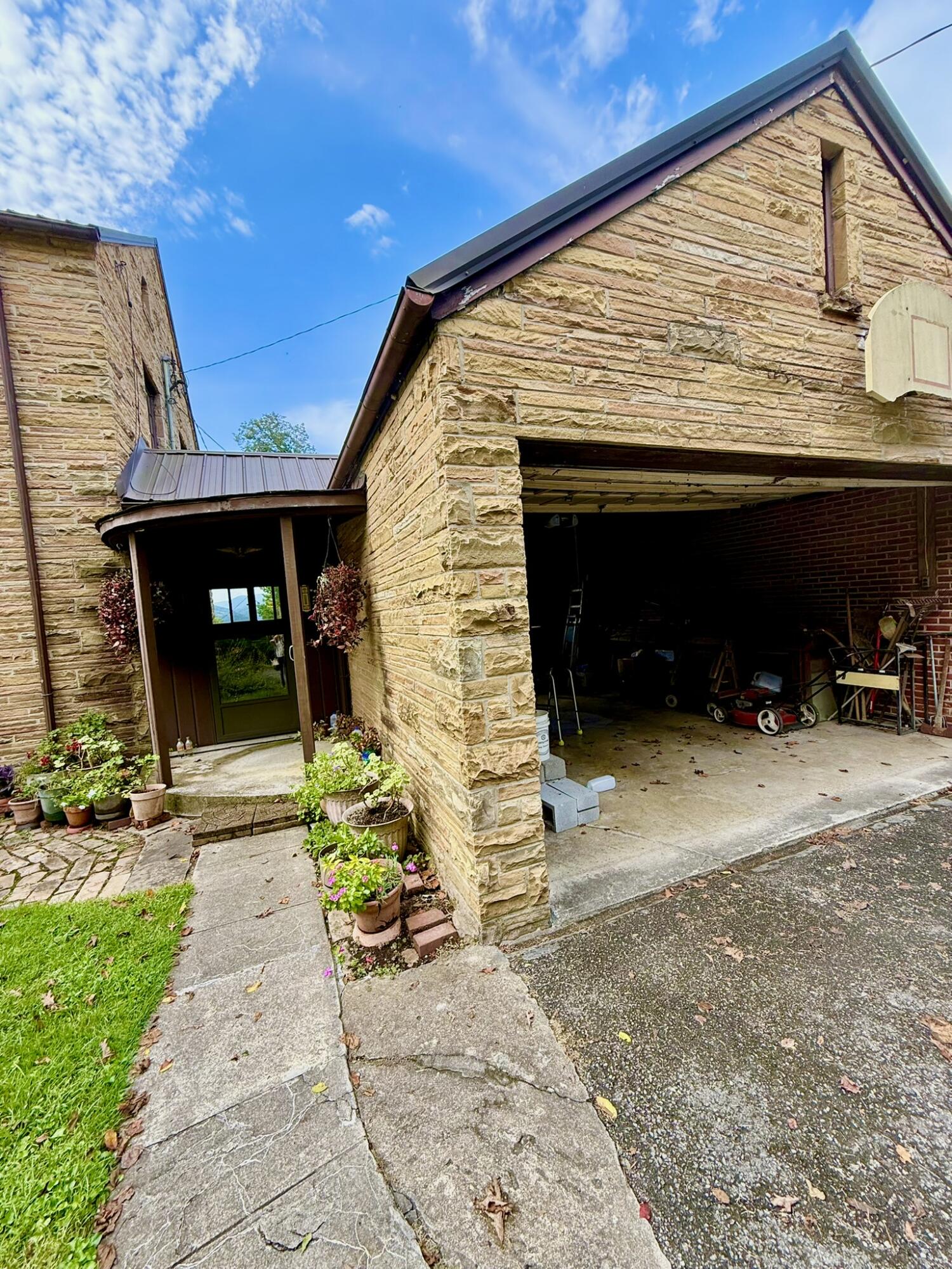 412 Englewood Road Property Photo 5