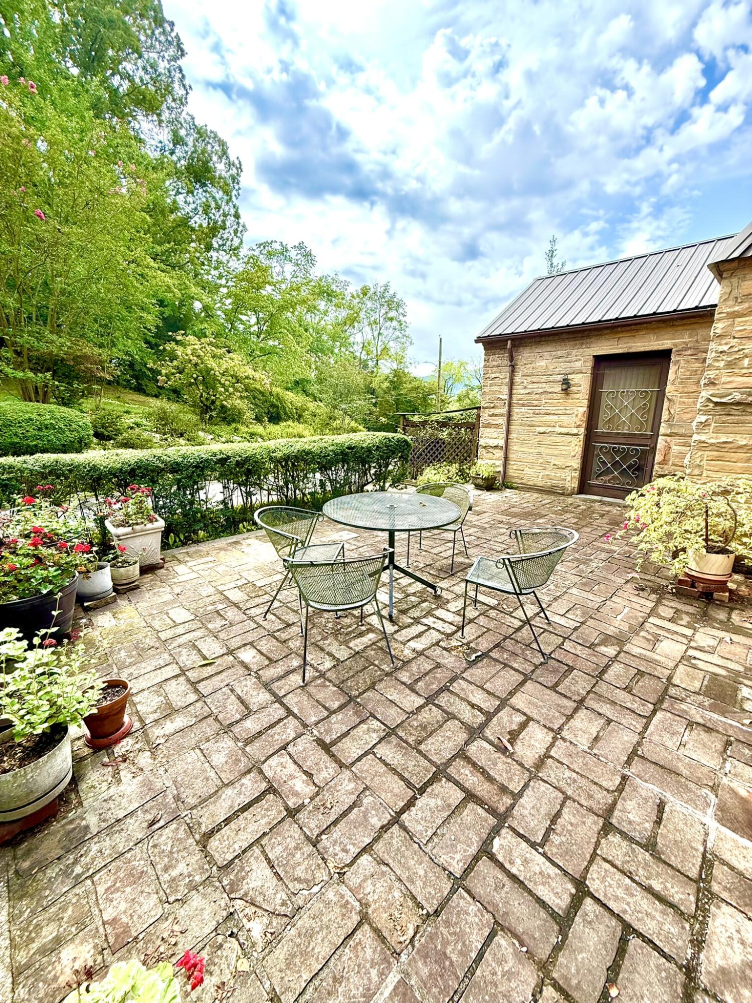 412 Englewood Road Property Photo 11