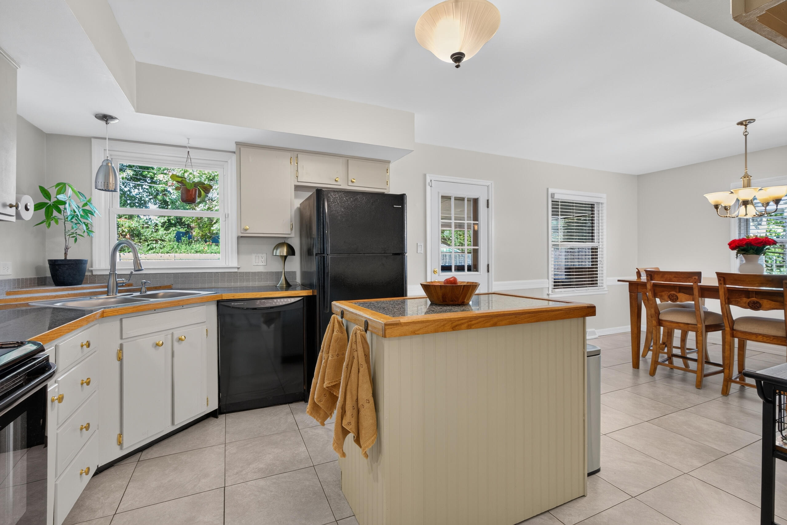 2213 Oleander Court Property Photo 7