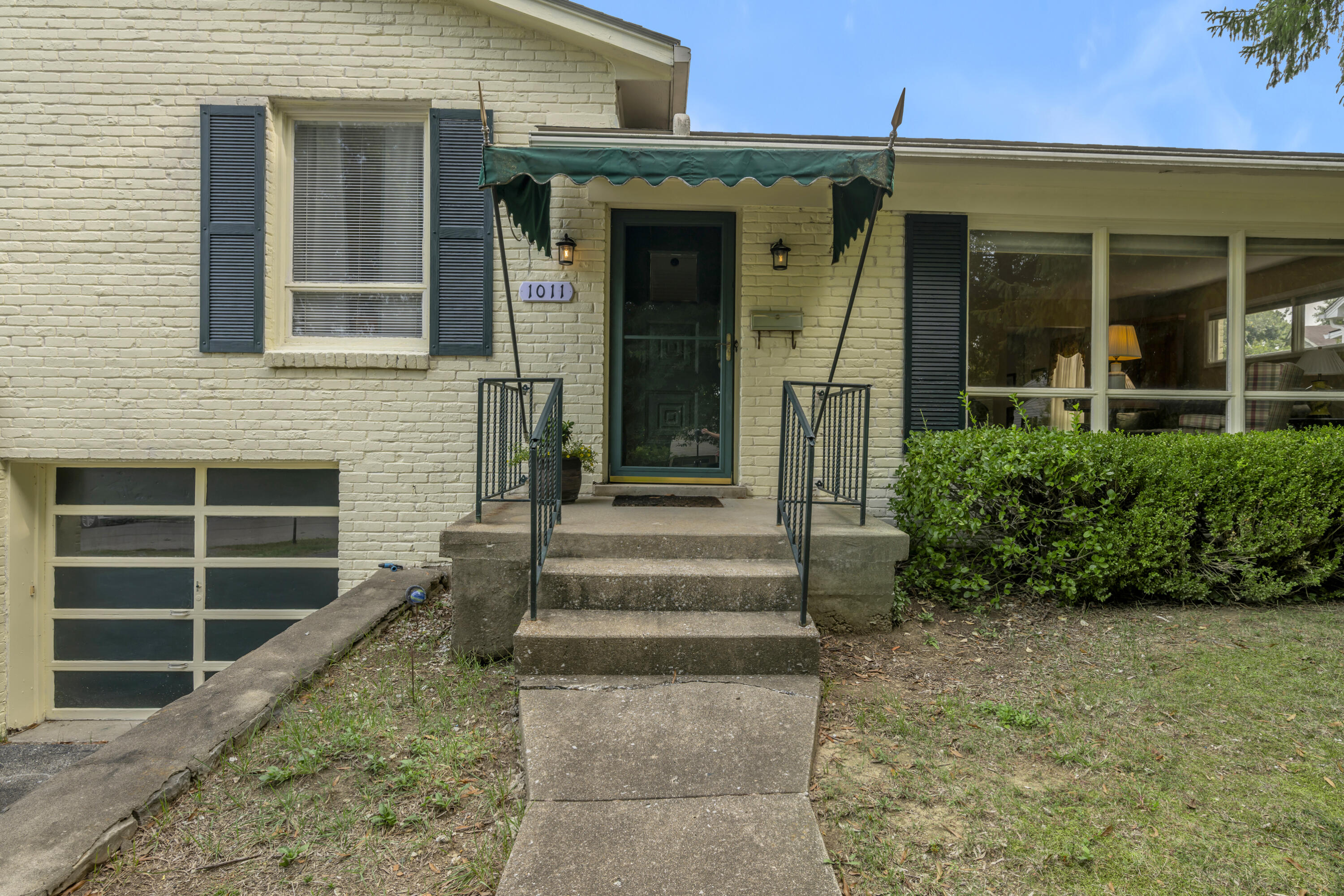 1011 Castleton Way Property Photo 2
