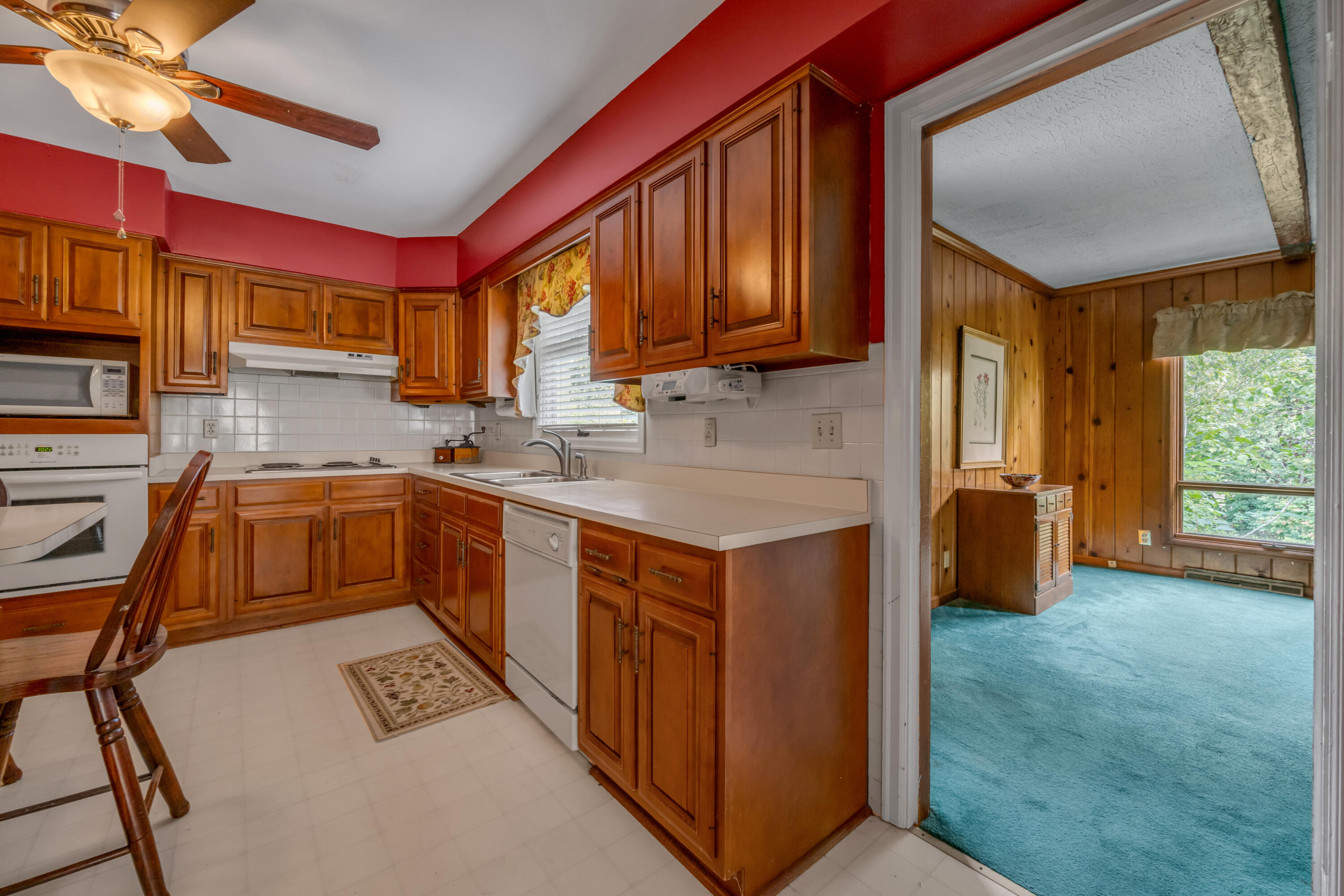 1011 Castleton Way Property Photo 13