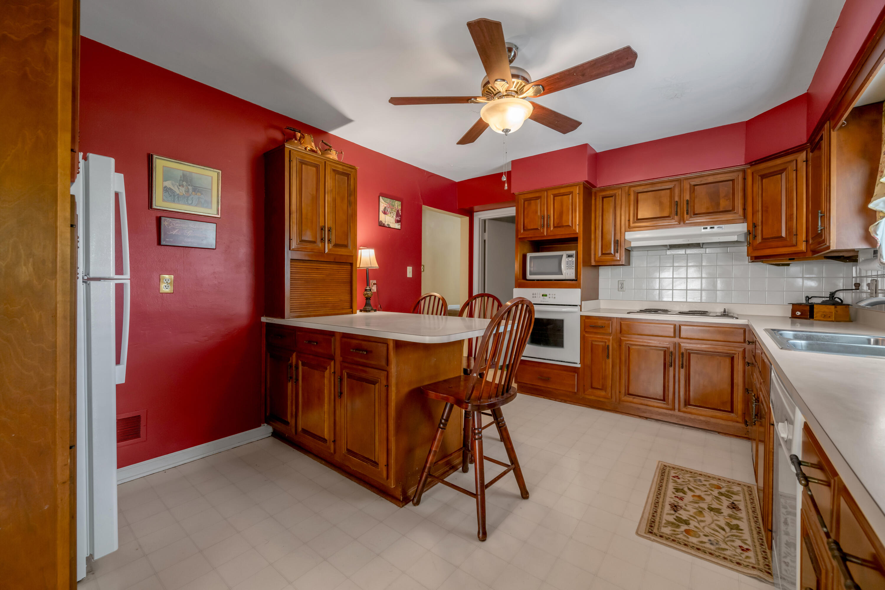 1011 Castleton Way Property Photo 14