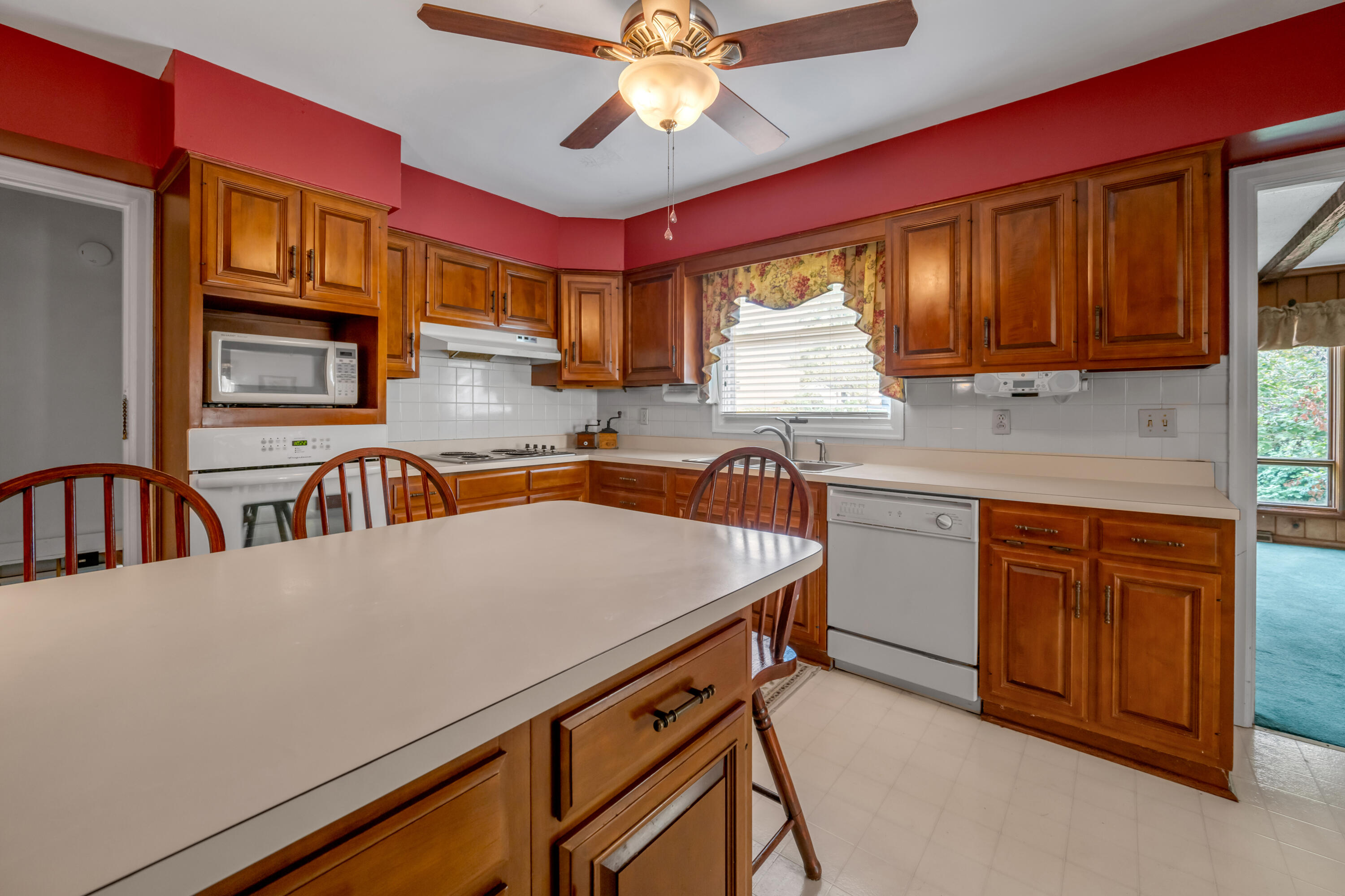 1011 Castleton Way Property Photo 15