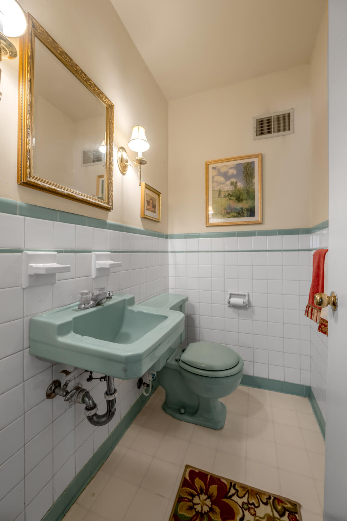 1011 Castleton Way Property Photo 22