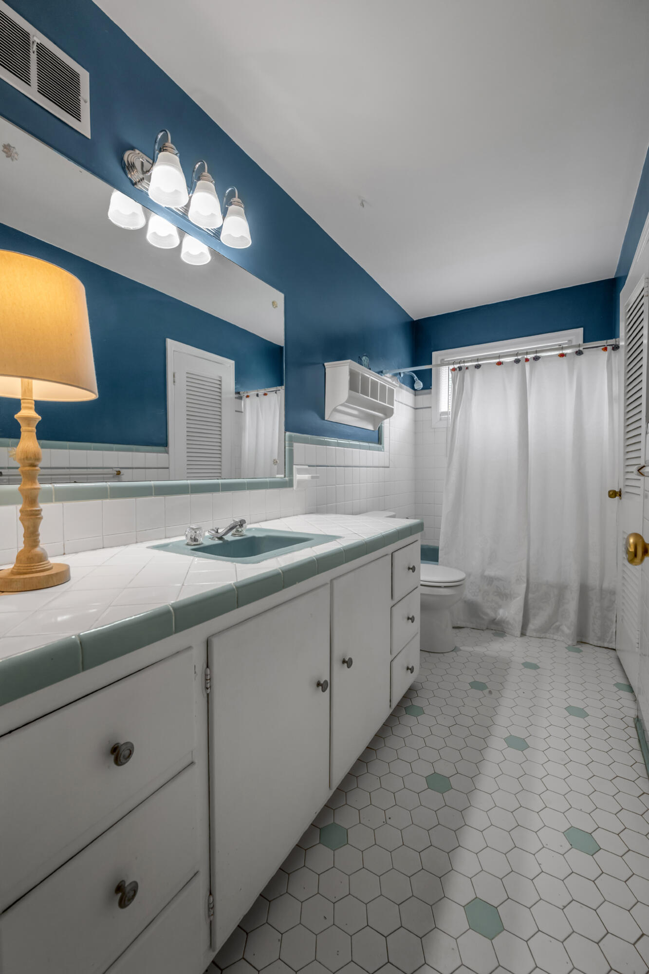 1011 Castleton Way Property Photo 24