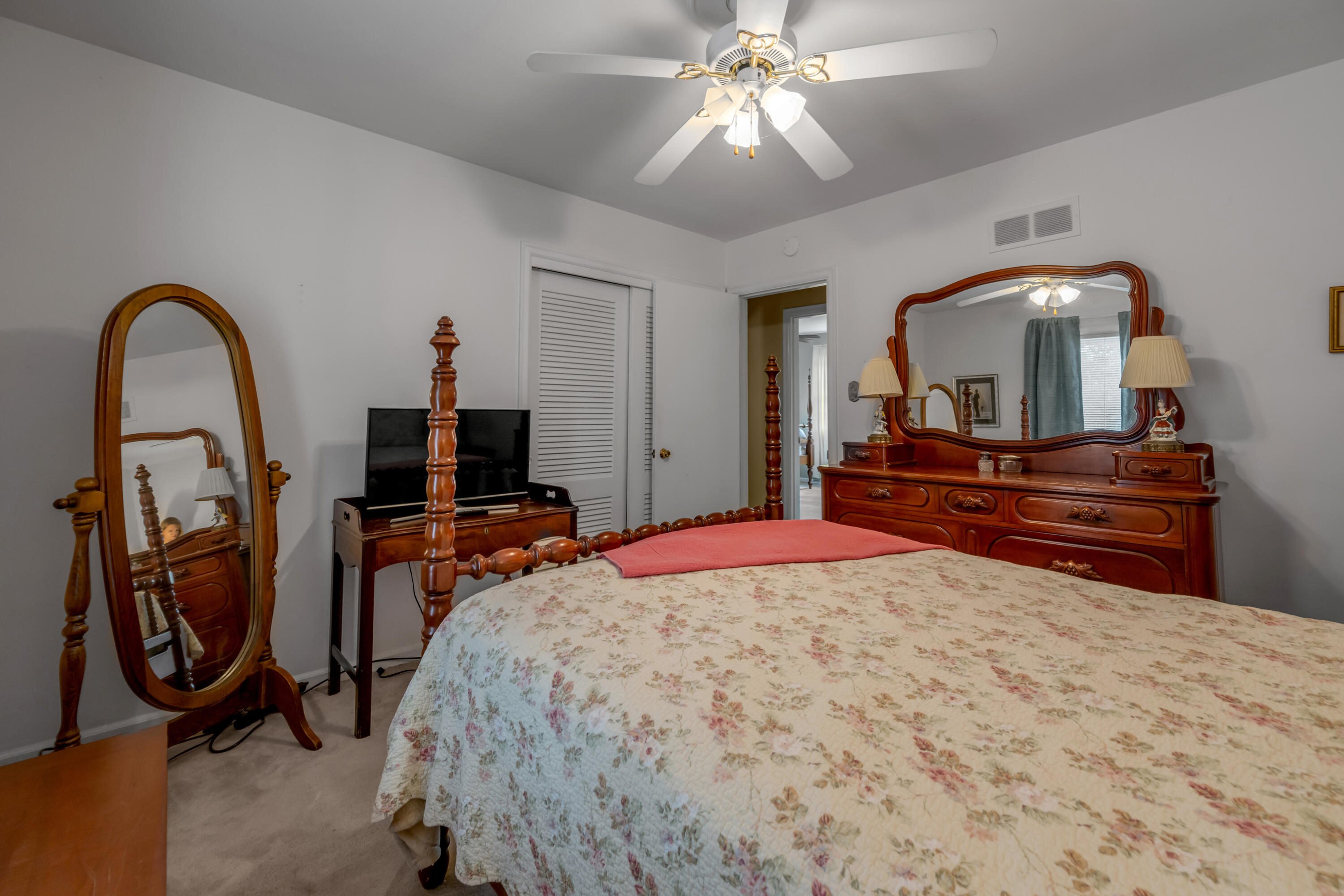 1011 Castleton Way Property Photo 27