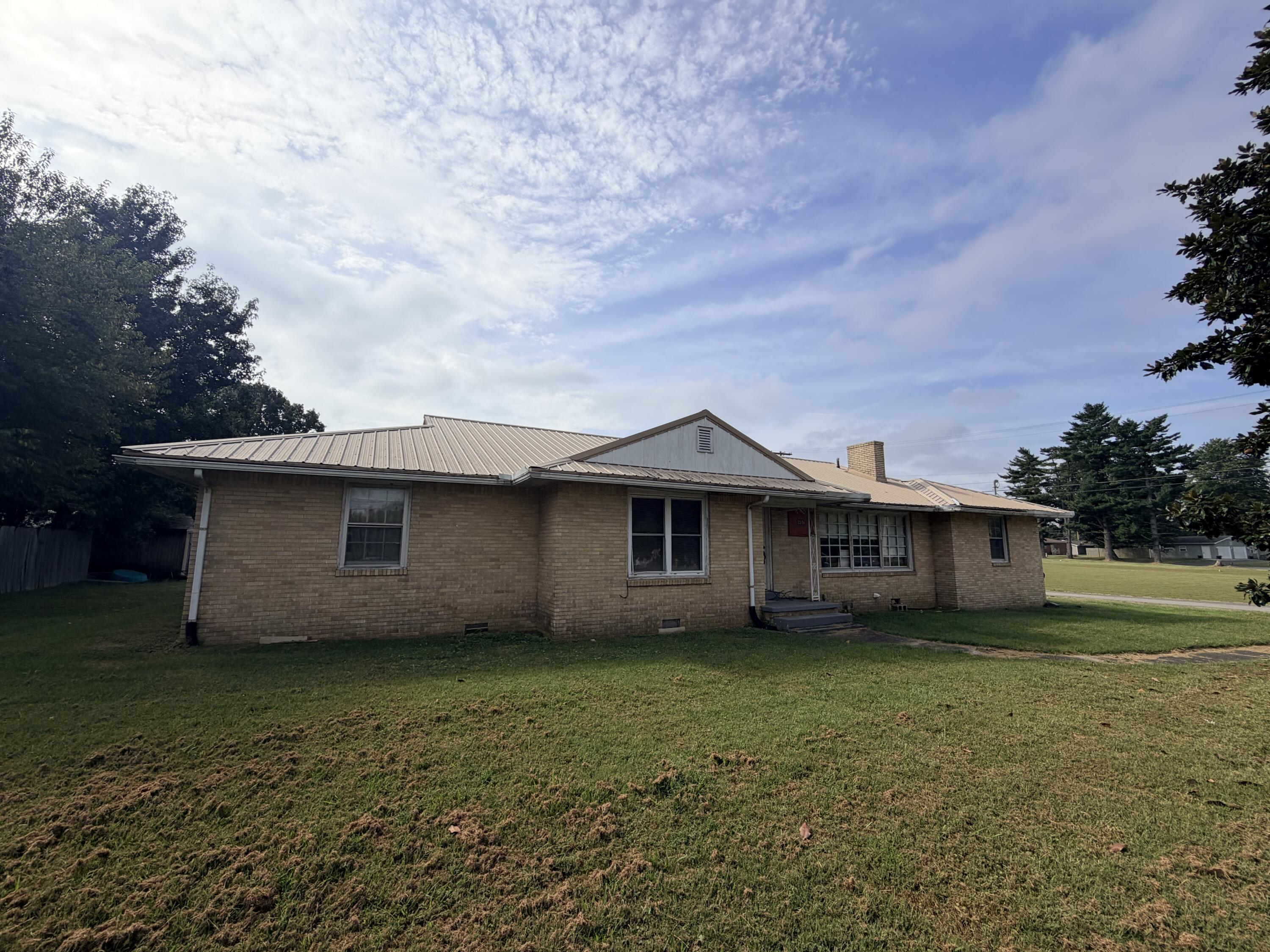 1516 W Broadway Property Photo 3