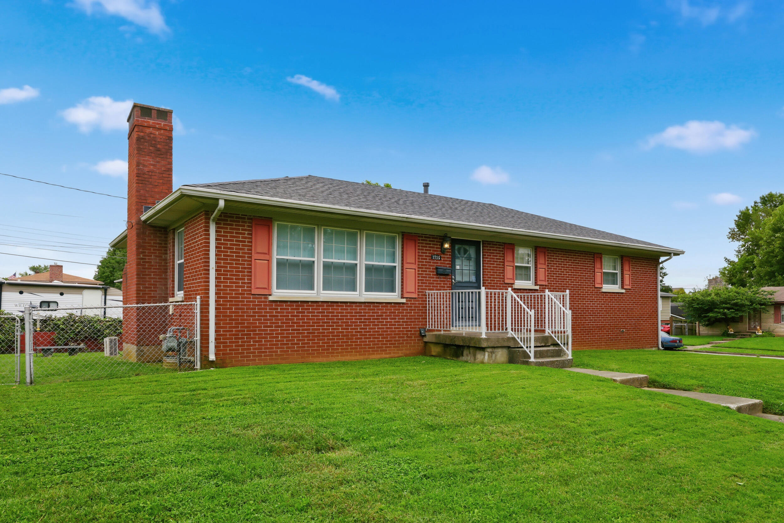 1715 Harrogate Road Property Photo 2