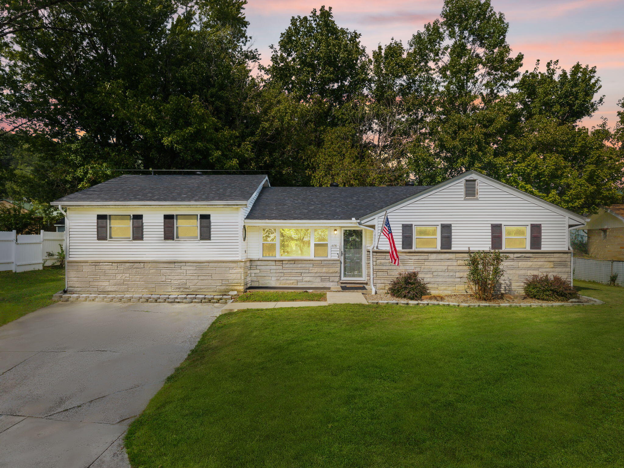408 S Willow Drive Property Photo 1