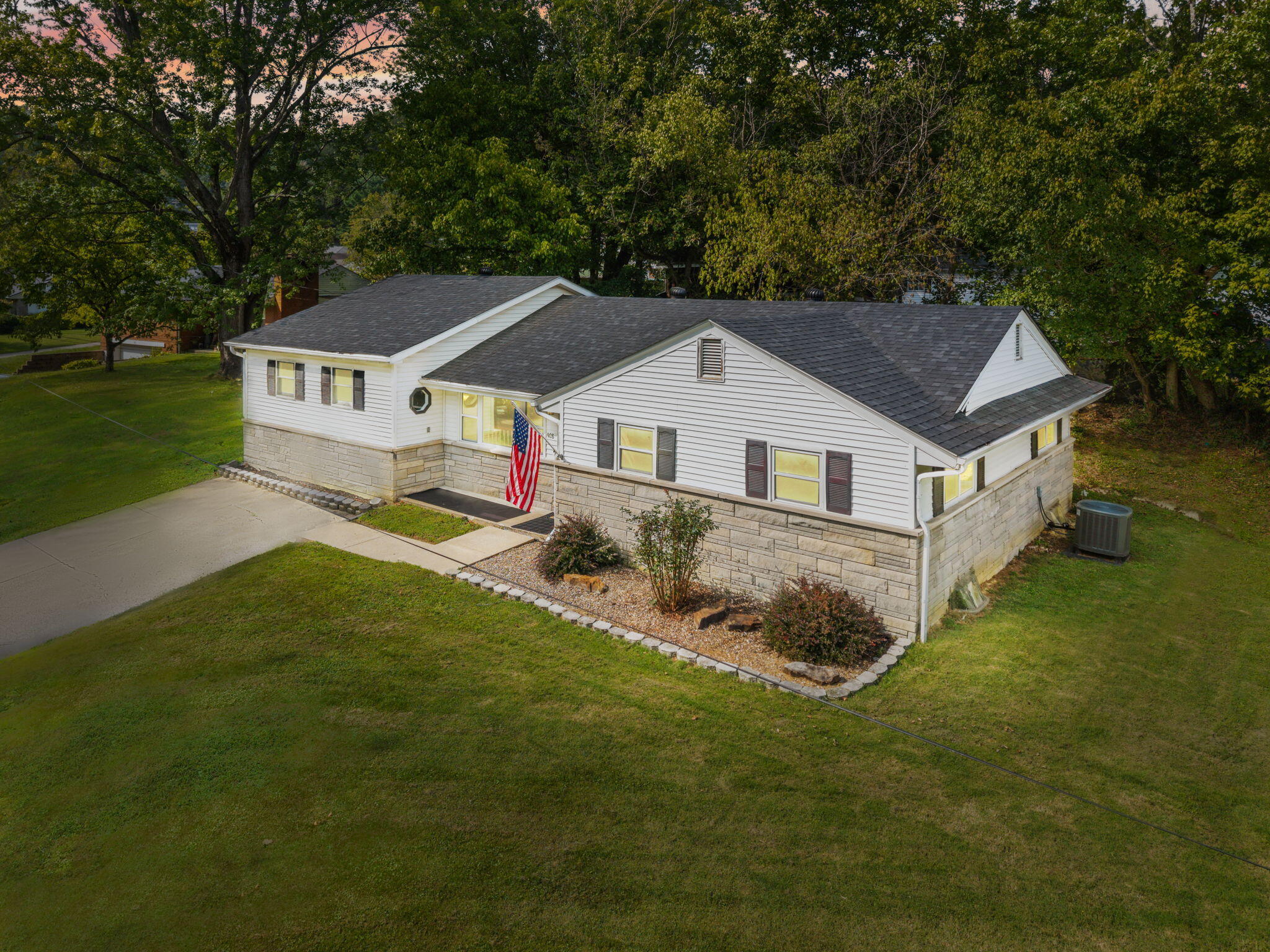 408 S Willow Drive Property Photo 2