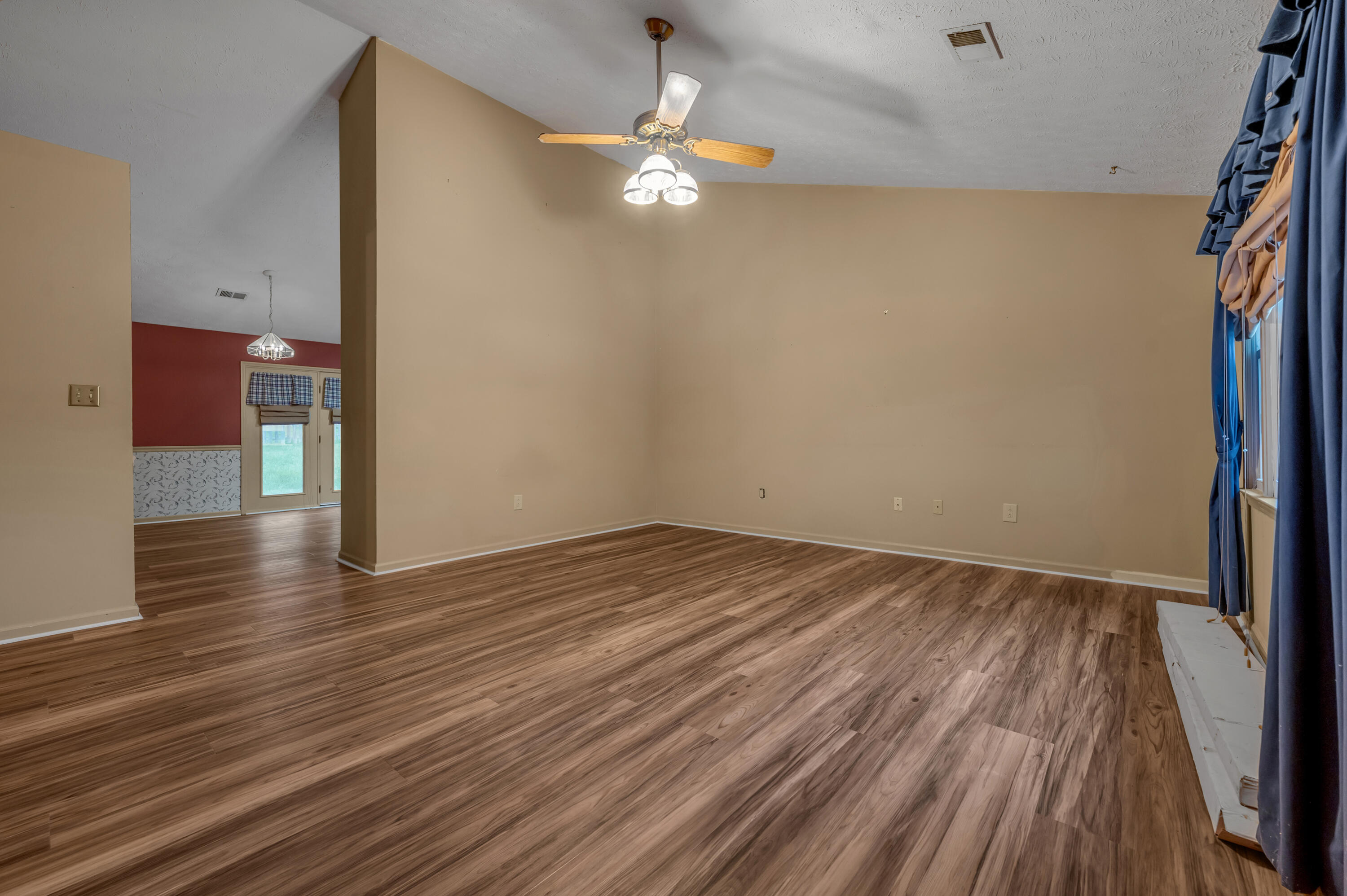 4664 Hathway Drive Property Photo 3