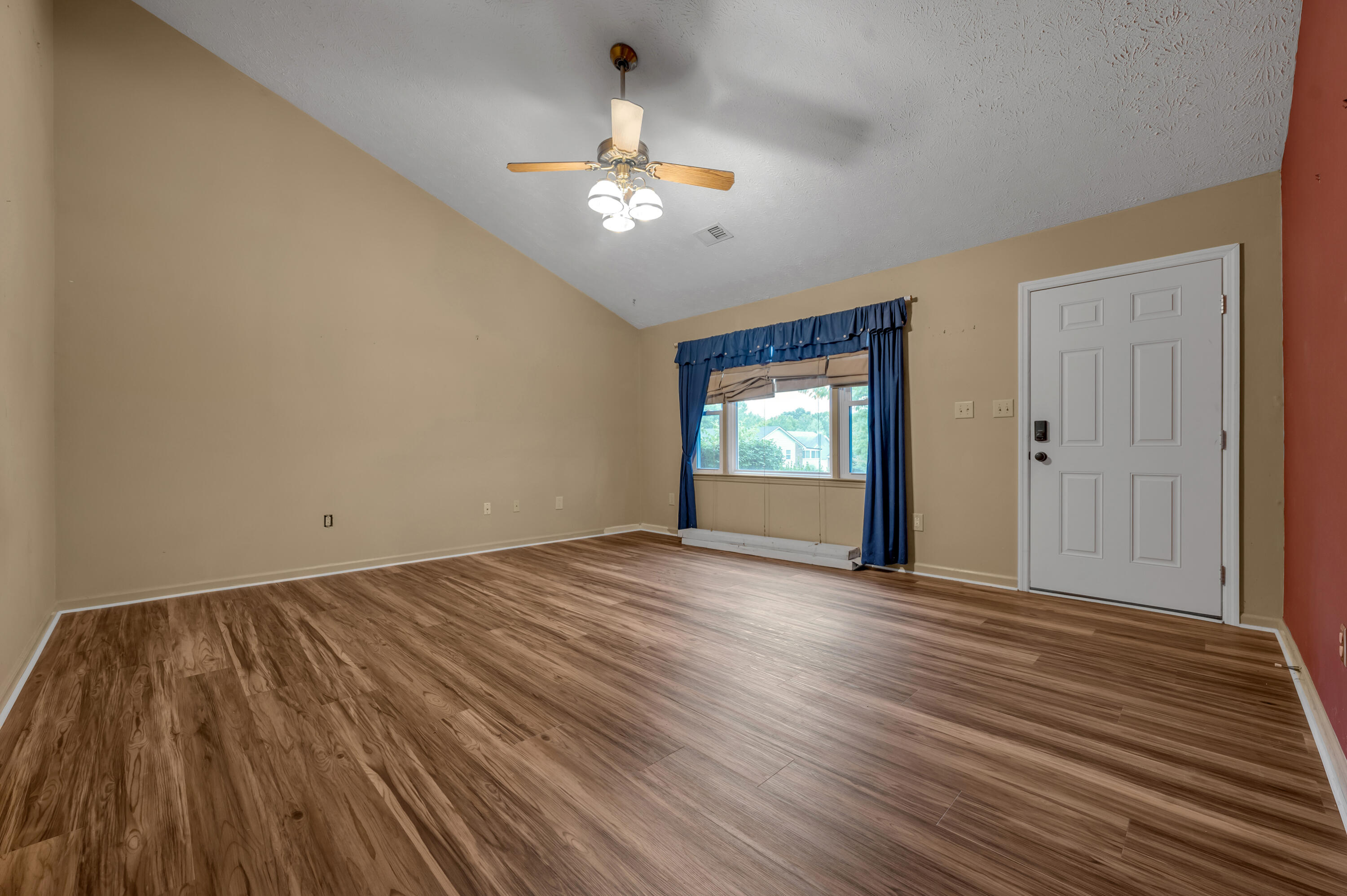 4664 Hathway Drive Property Photo 6