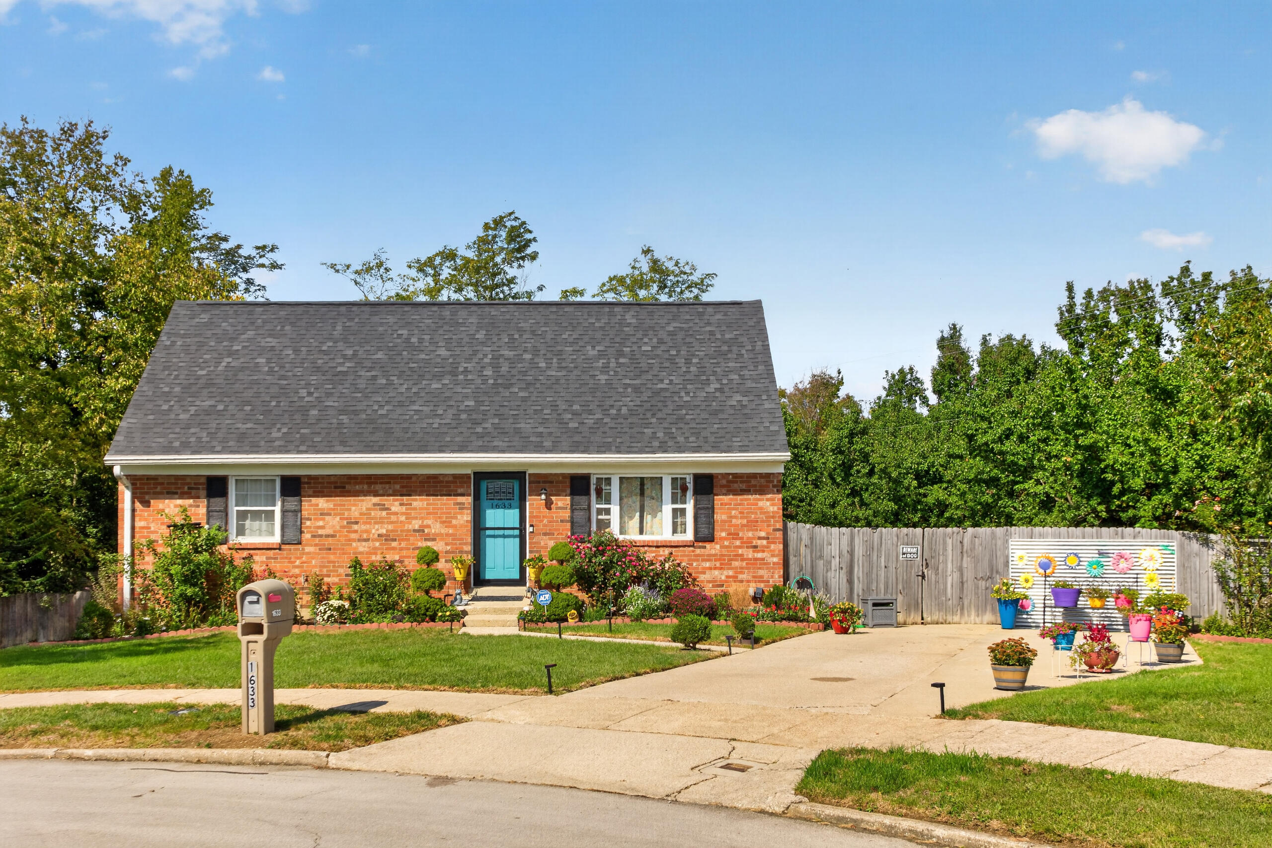 1633 Thames Drive Property Photo 1