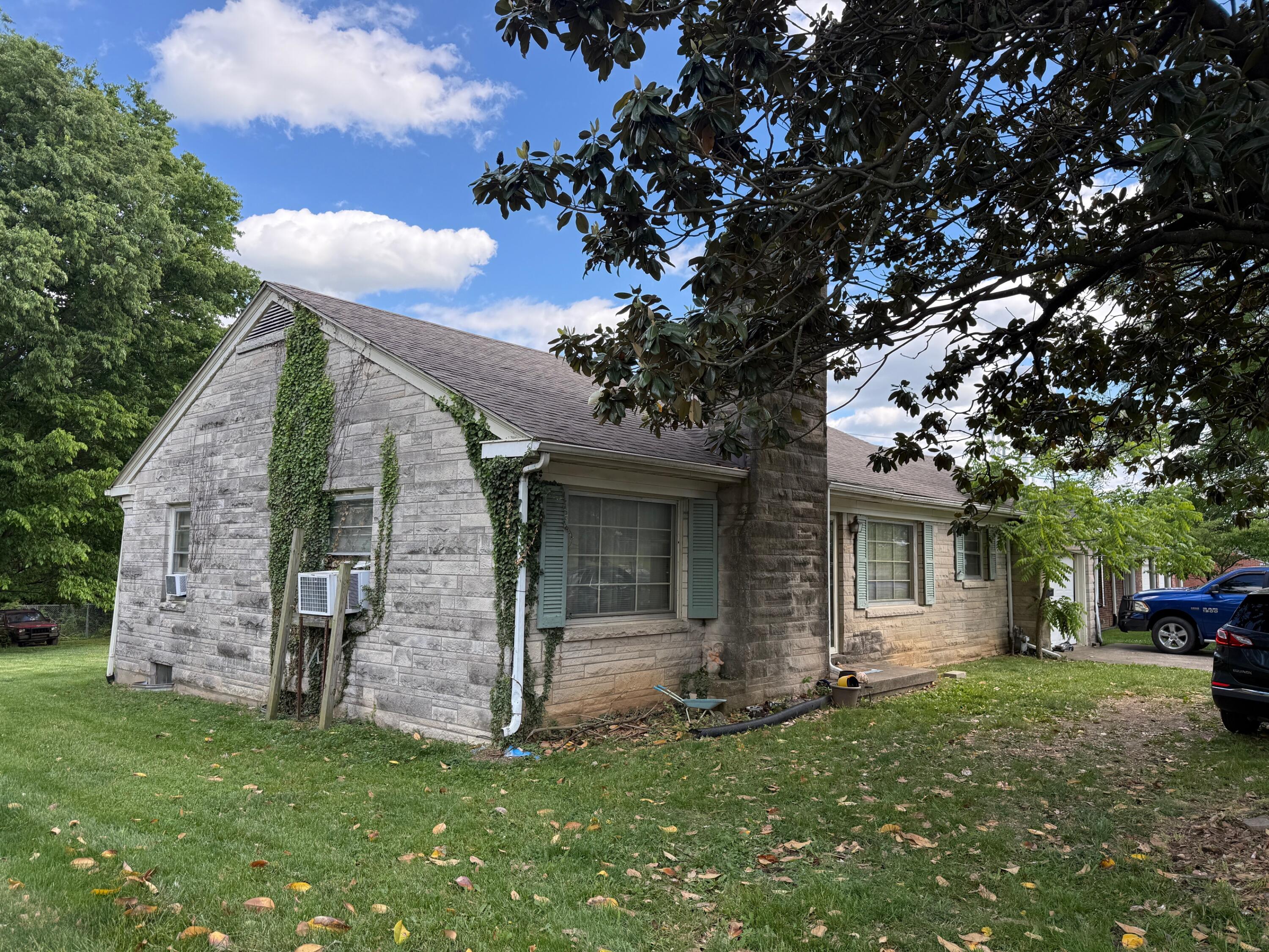 212 Lexington Street Property Photo 3
