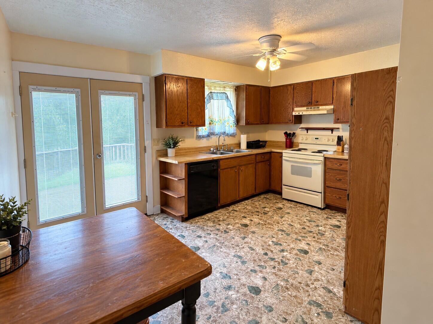 923 Vallance Street Property Photo 4