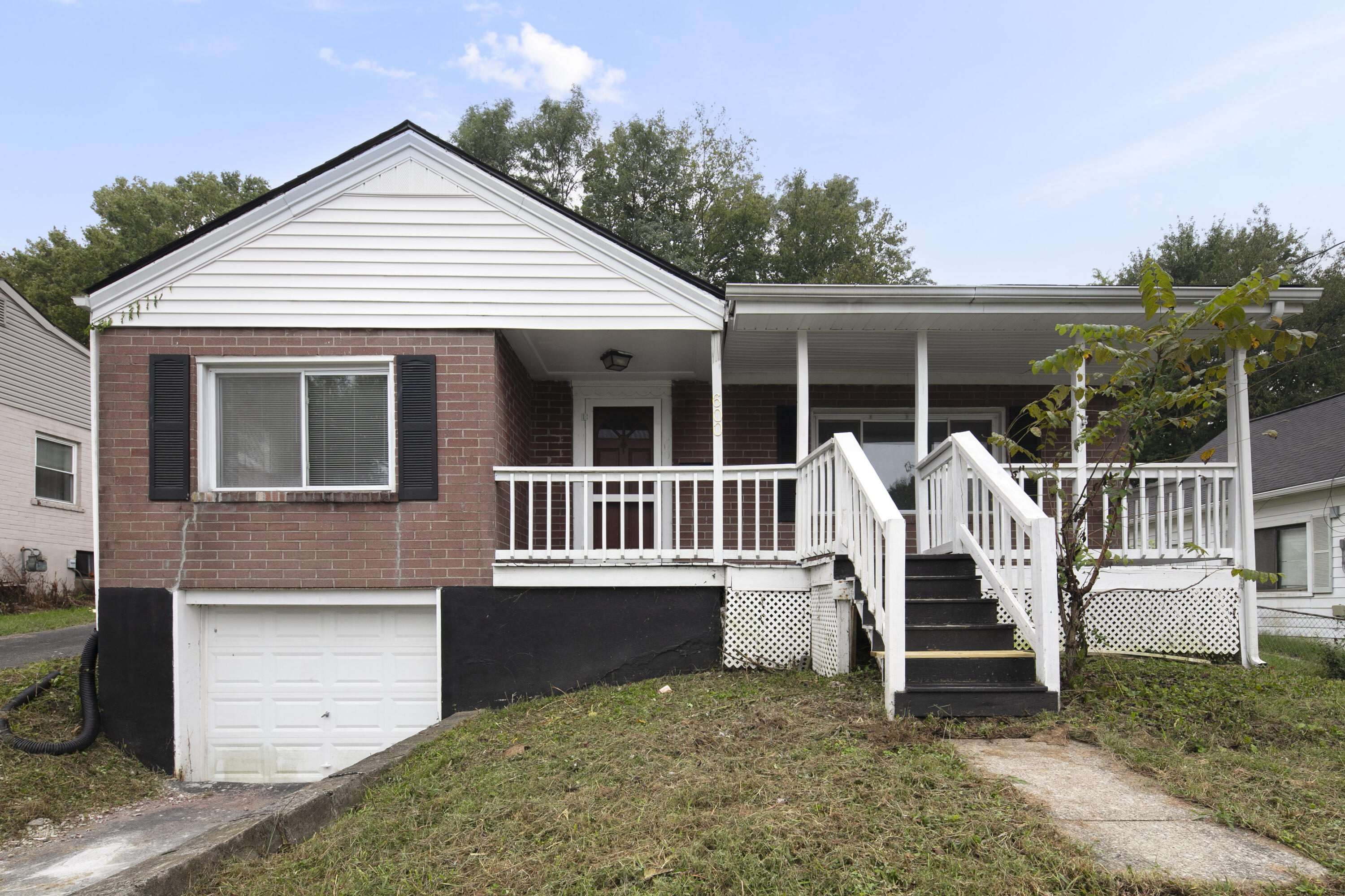 600 College Street Property Photo 1