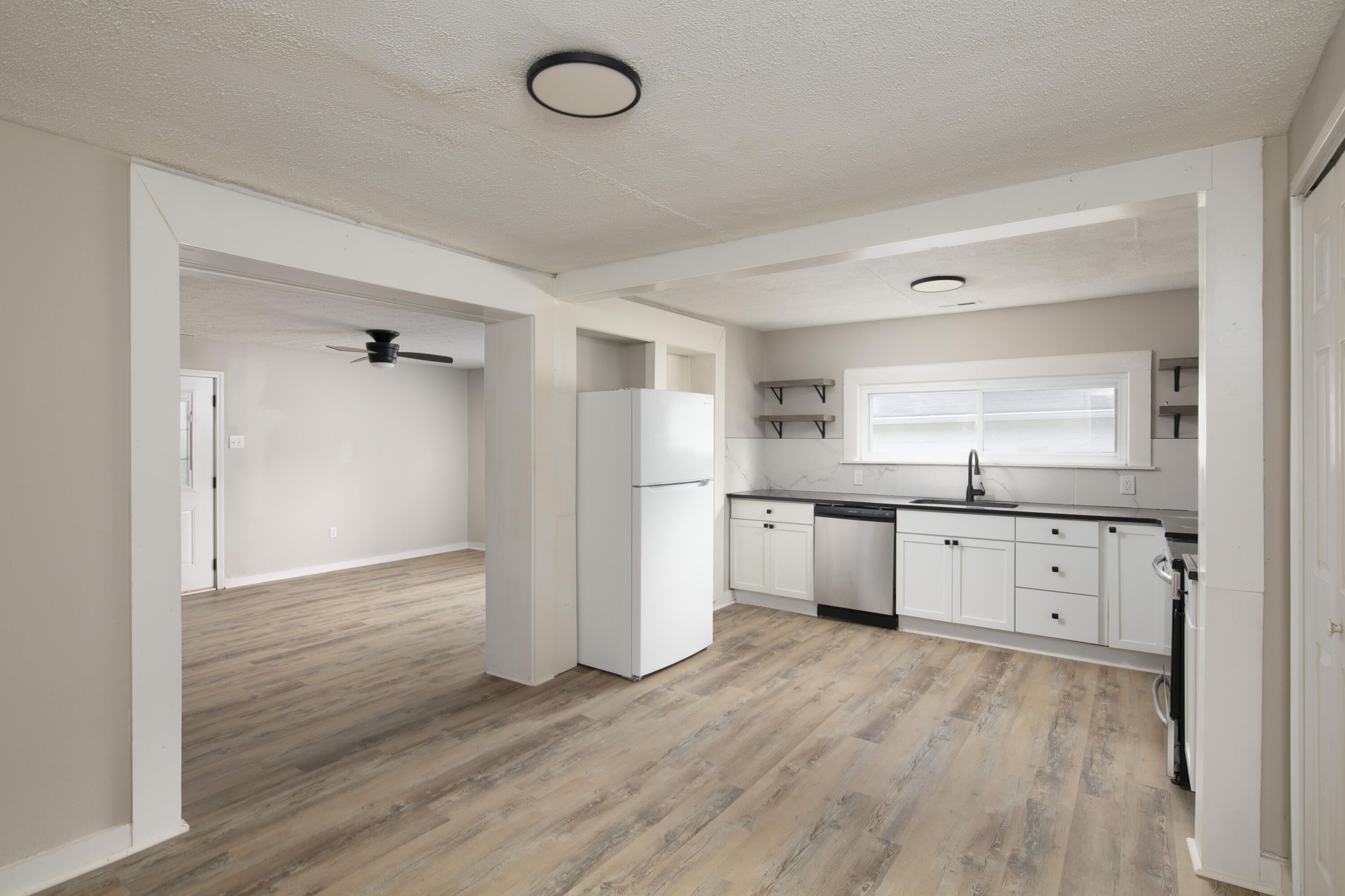 600 College Street Property Photo 8