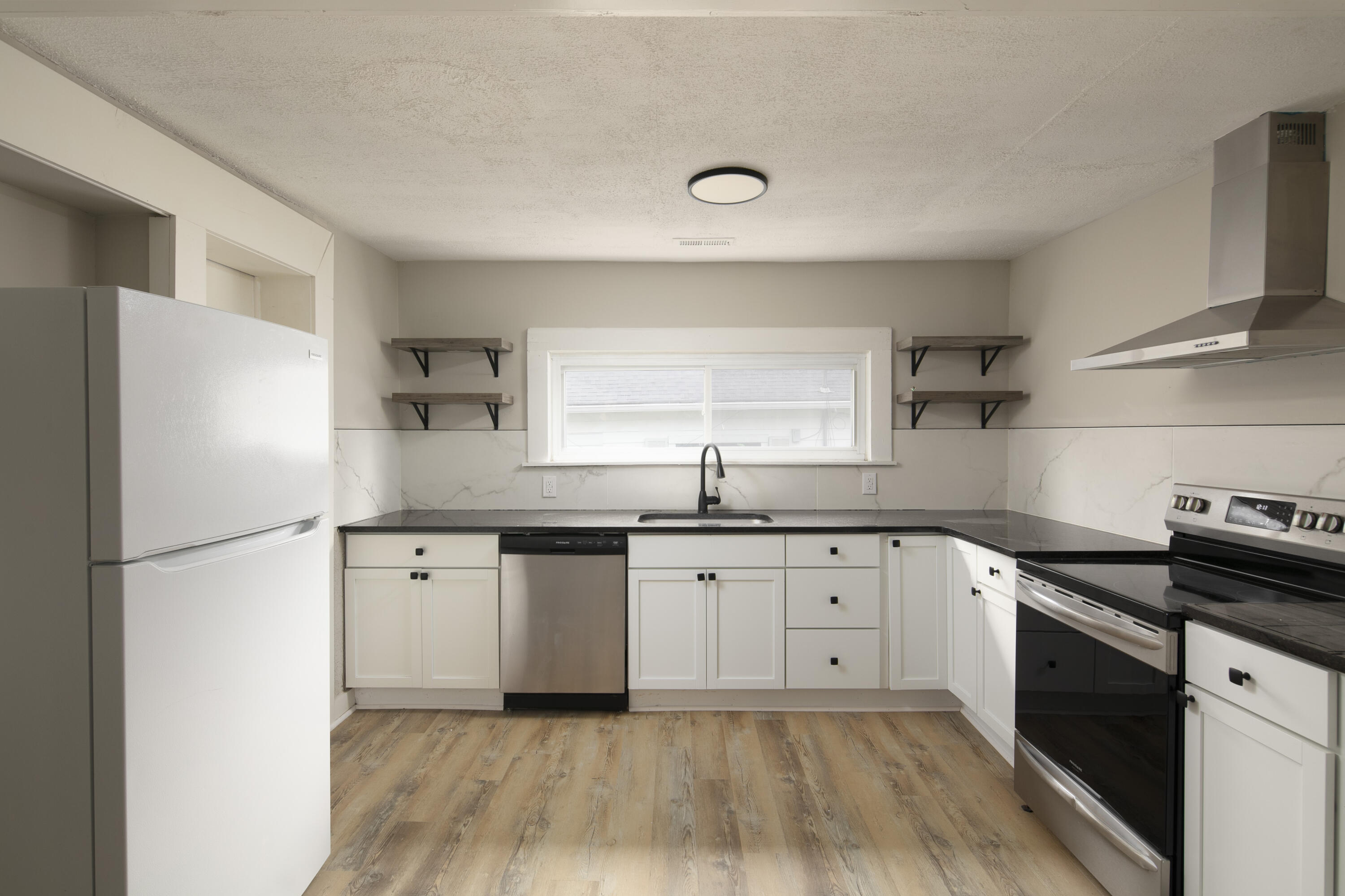 600 College Street Property Photo 10