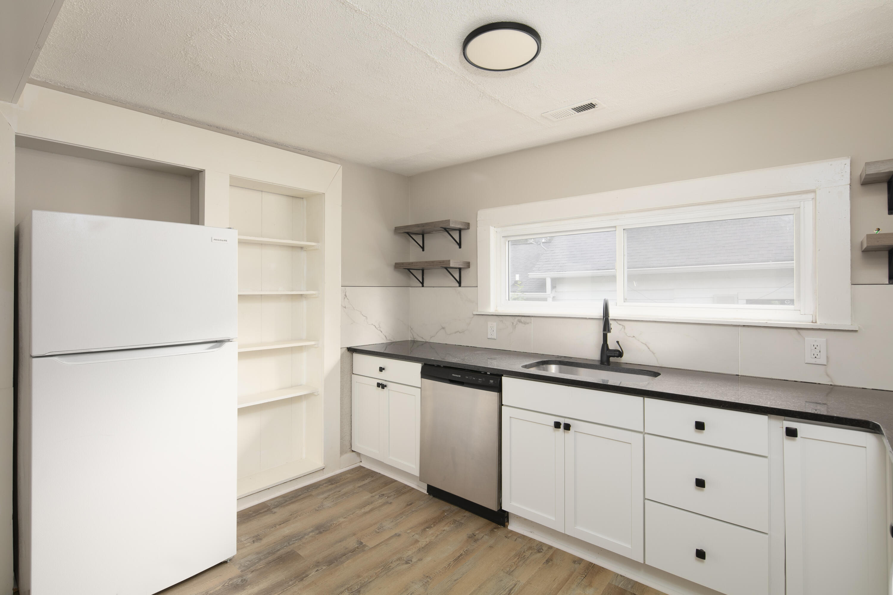 600 College Street Property Photo 11