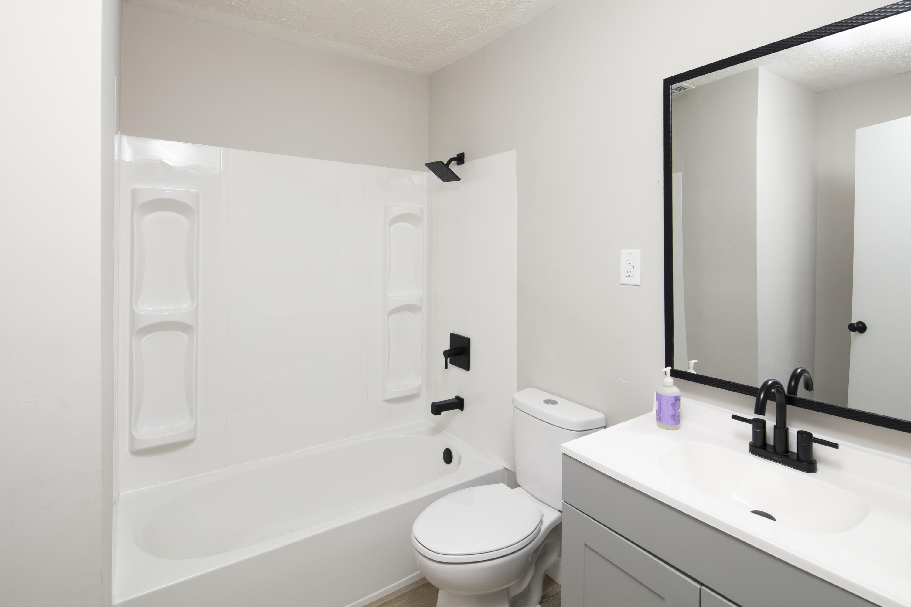 600 College Street Property Photo 13