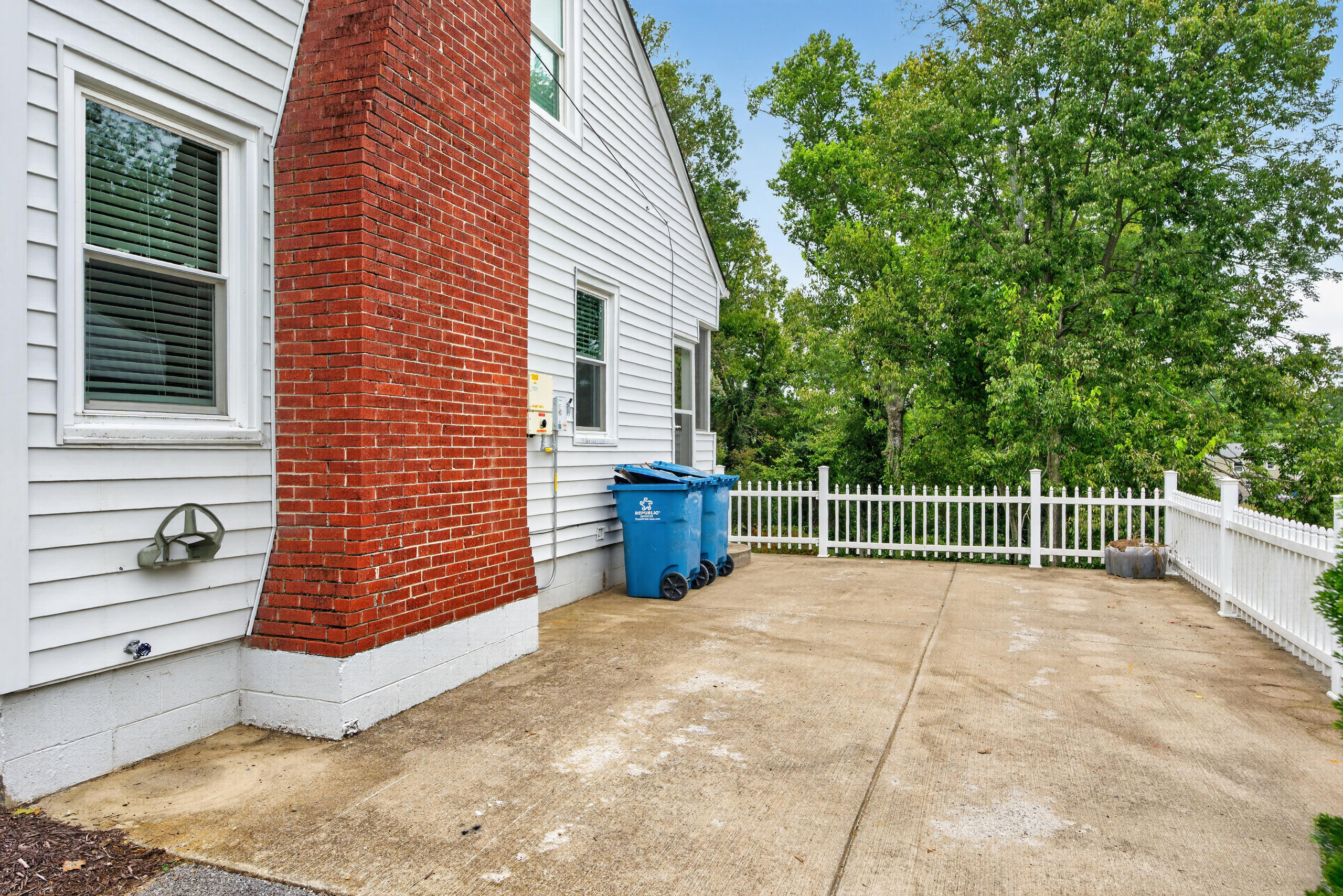 835 Crosshill Road Property Photo 3