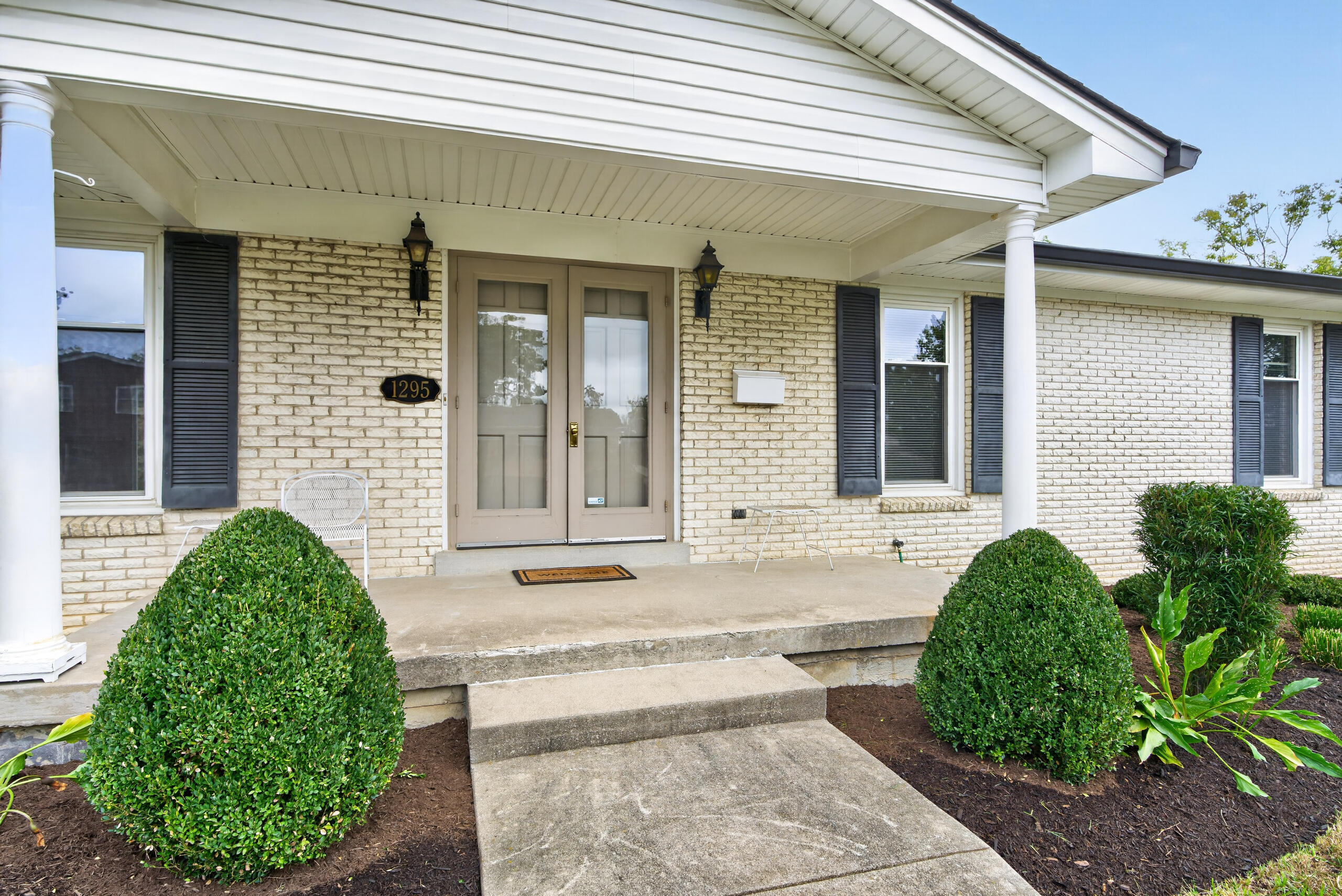 1295 Oaklawn Park Property Photo 4