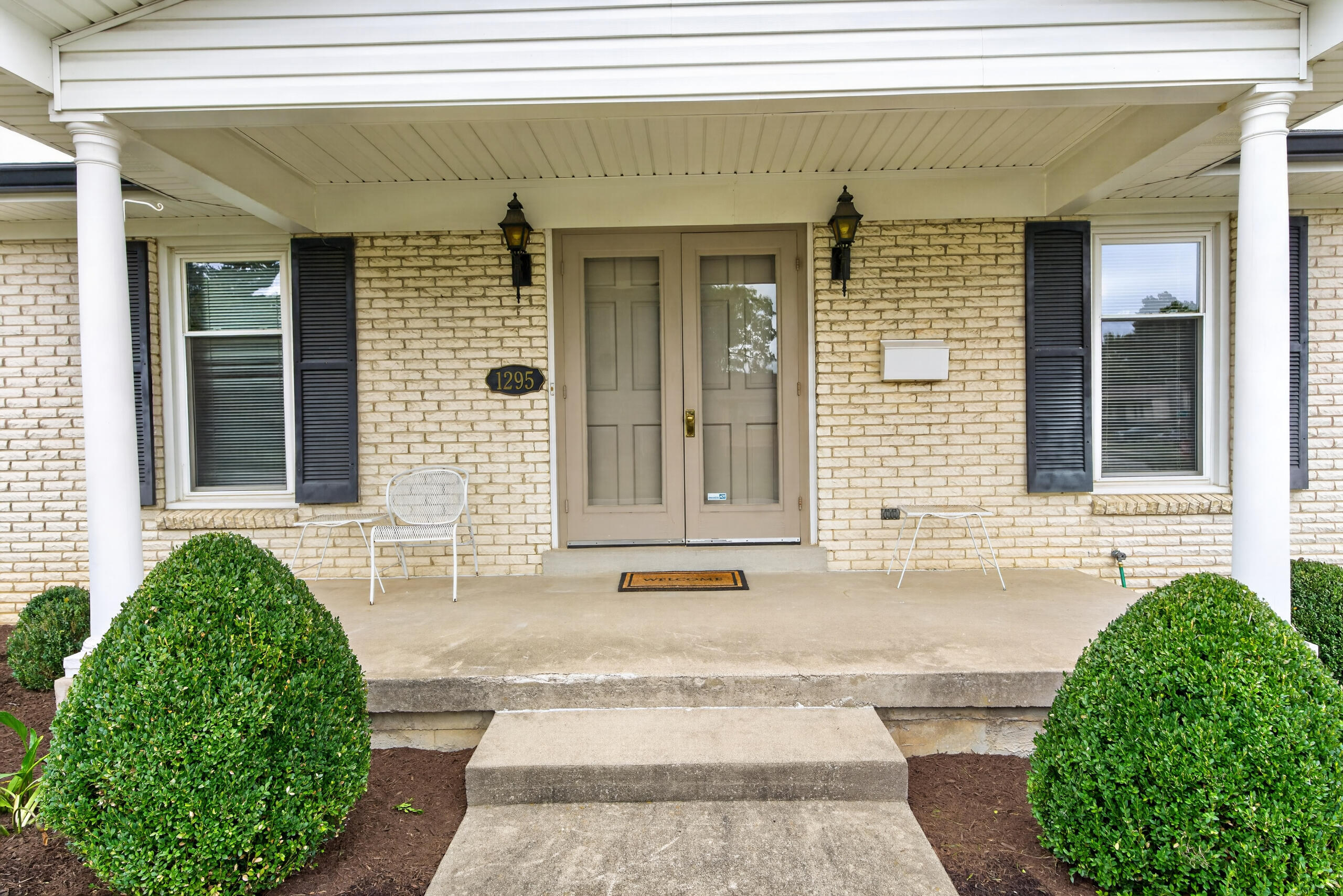 1295 Oaklawn Park Property Photo 5
