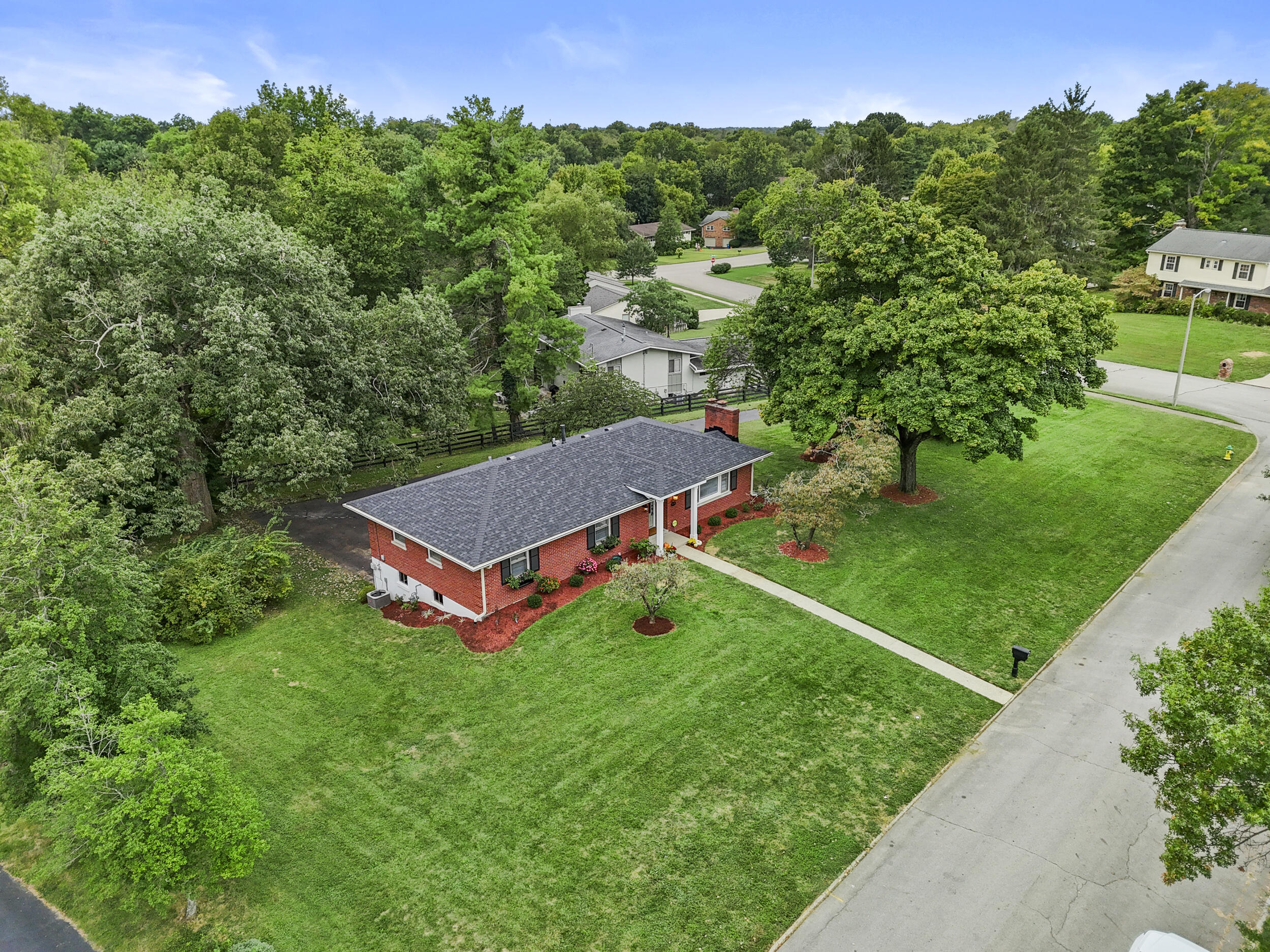 3272 Saxon Drive Property Photo 9