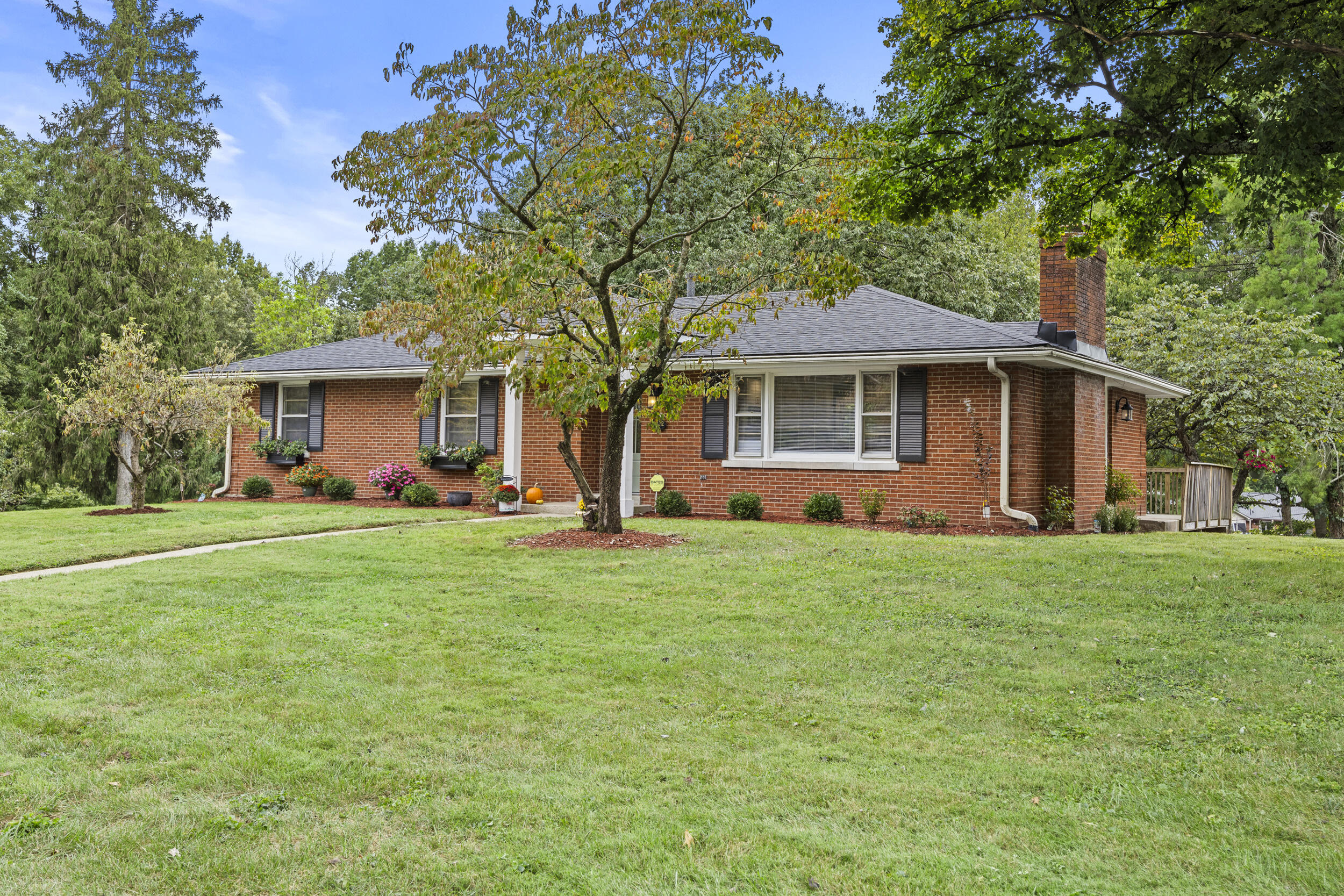3272 Saxon Drive Property Photo 9