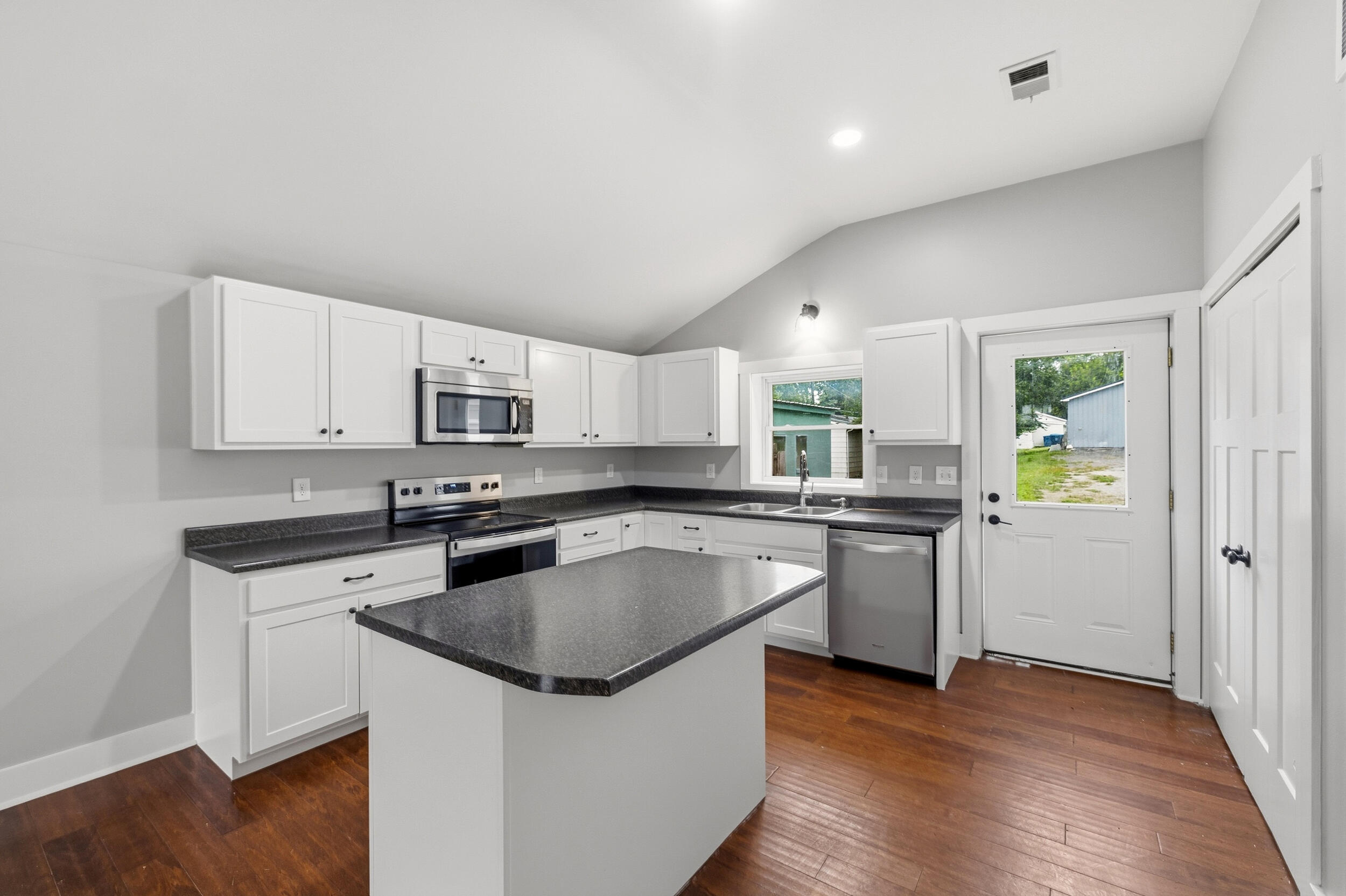 1206 Sycamore Street Property Photo 8
