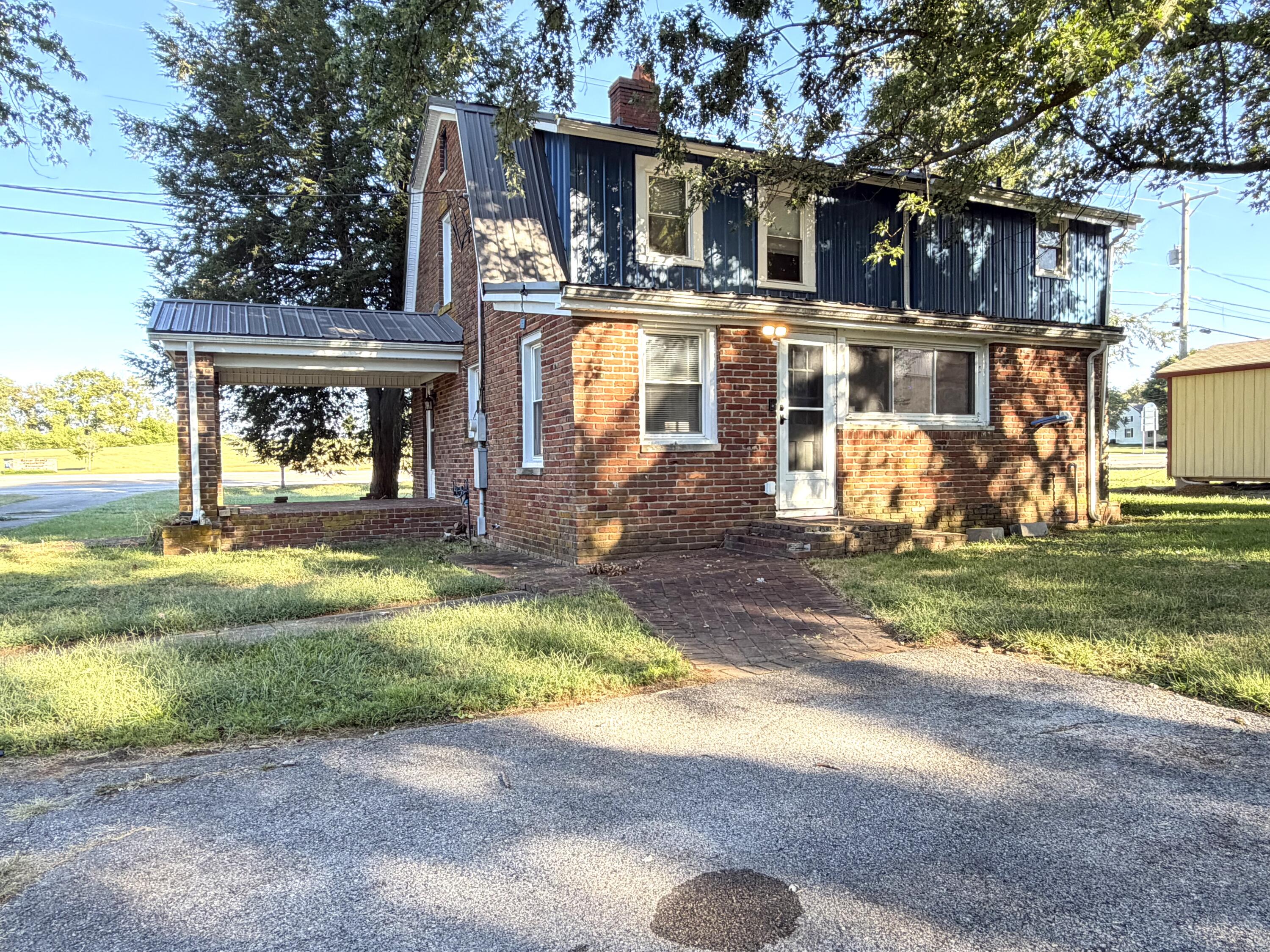984 Lexington Road Property Photo 2
