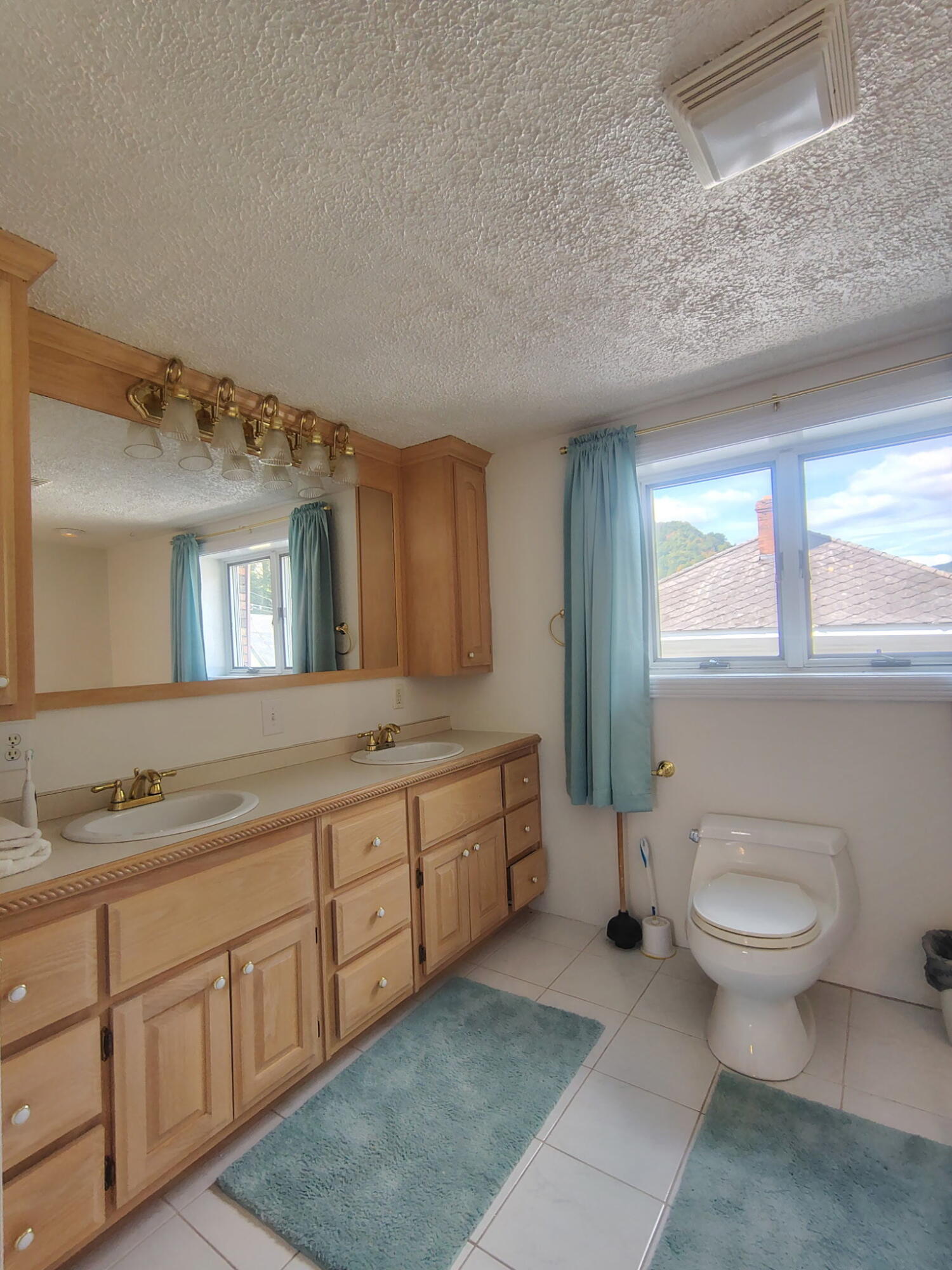 385 E Main Street Property Photo 16