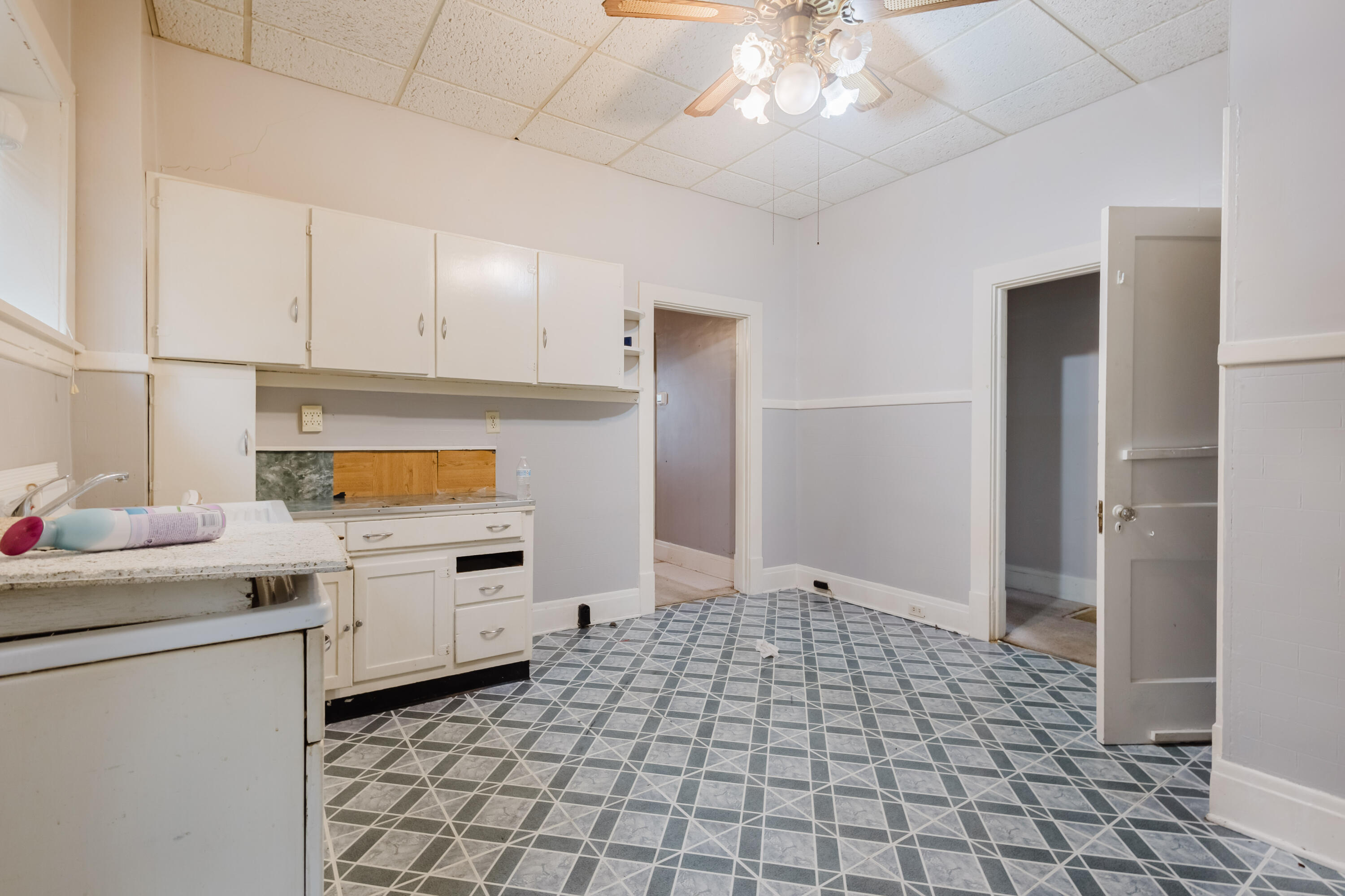 326 W Lexington Avenue Property Photo 15