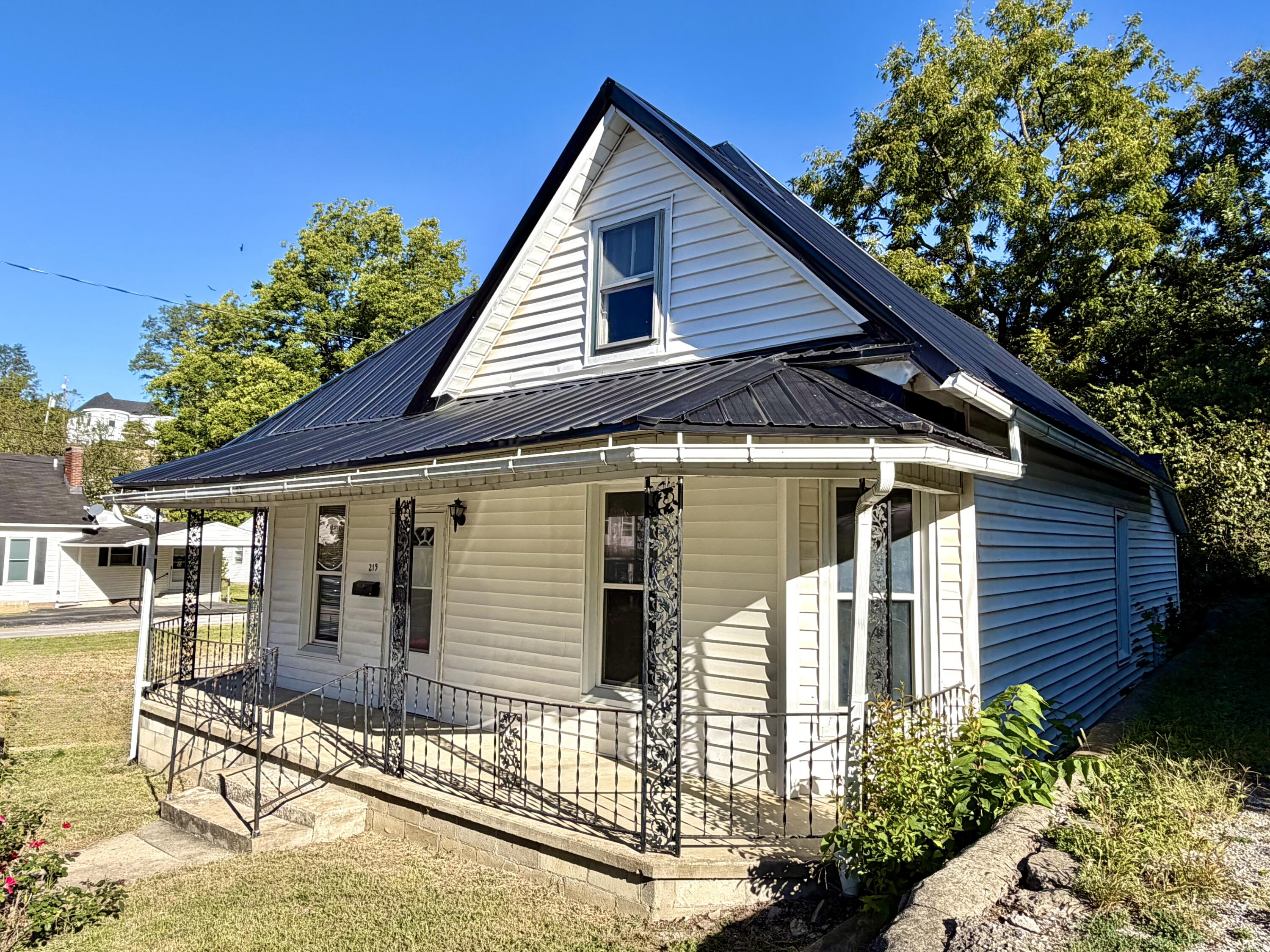 219 E North Street Property Photo 6