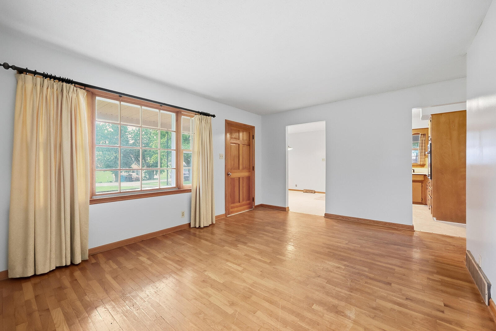 207 Lincoln Street Property Photo 2