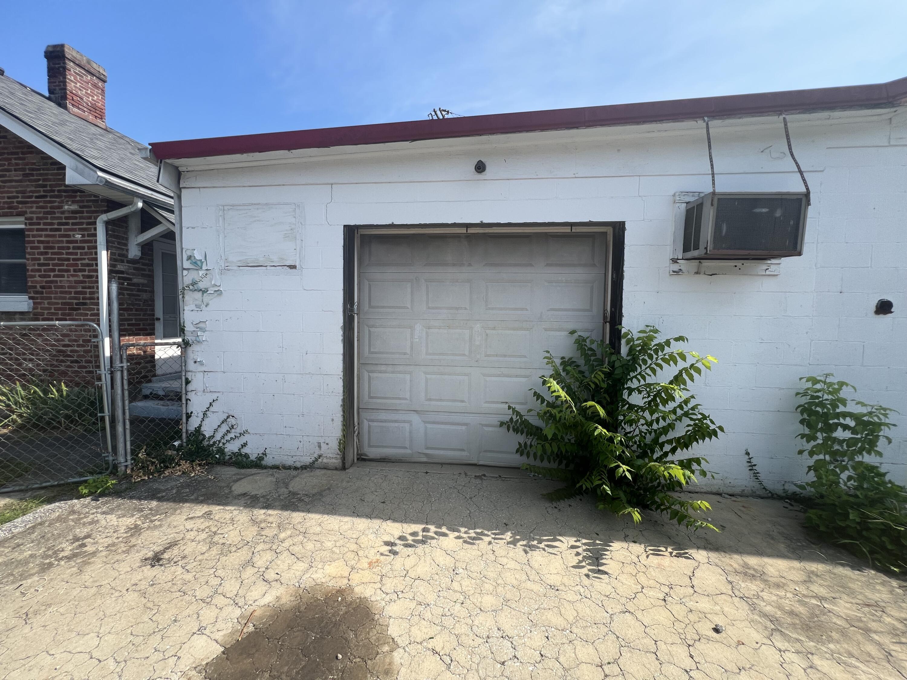 1000 Holmes Street Property Photo 10