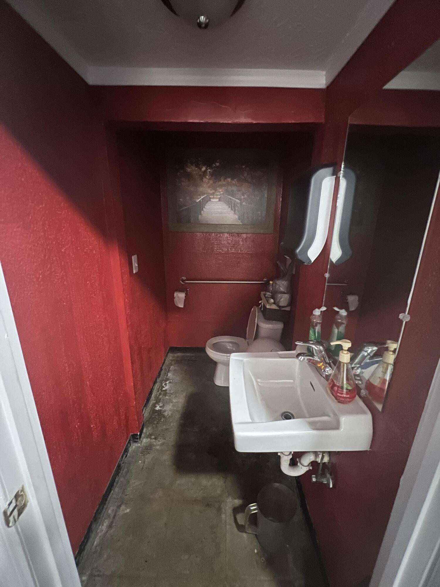 1000 Holmes Street Property Photo 32