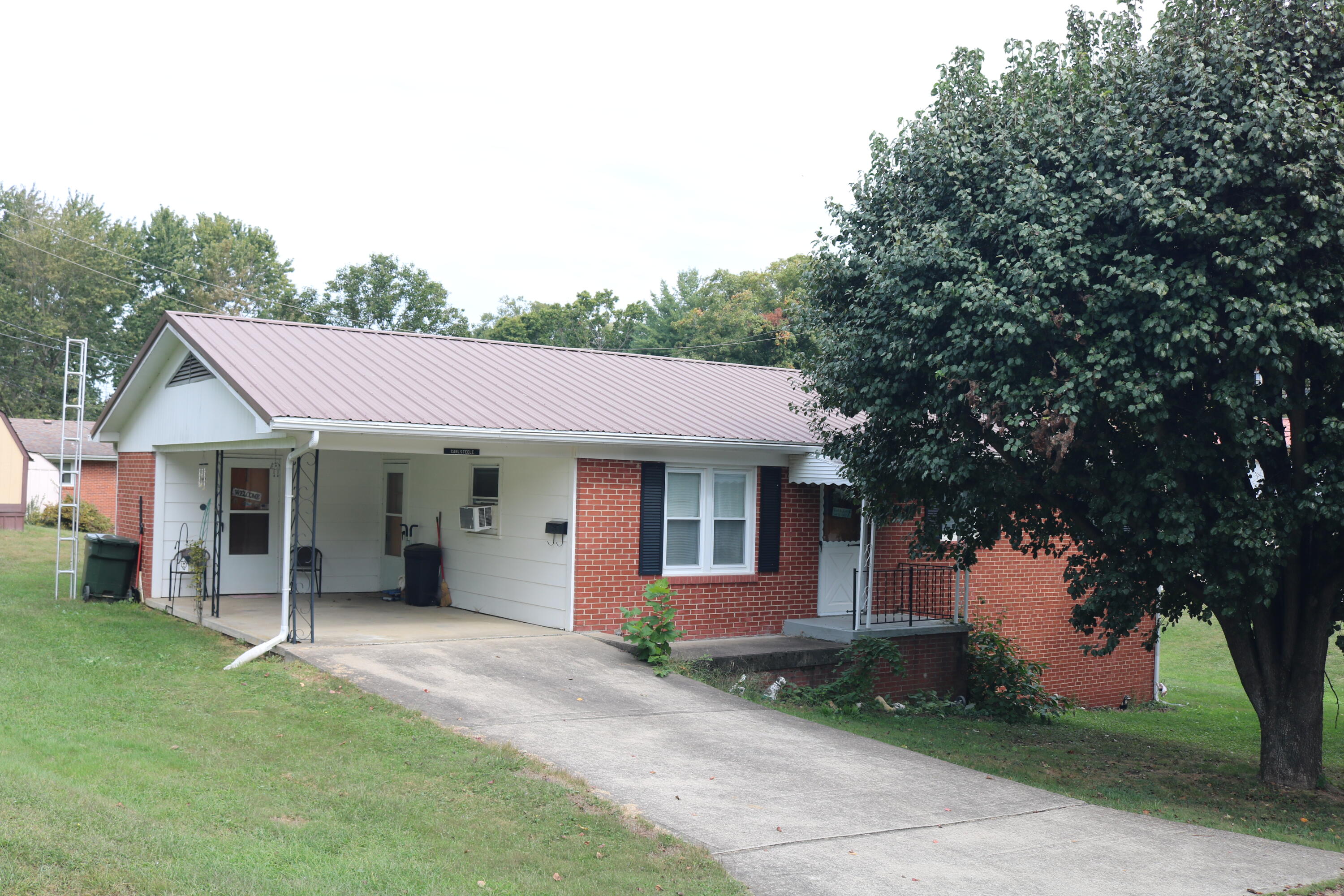 101 Robin Lane Property Photo 3