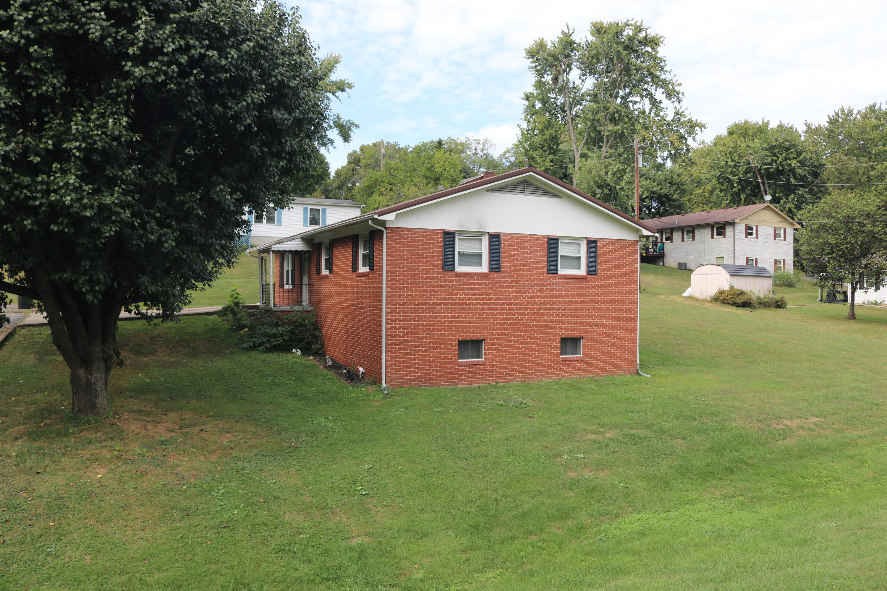 101 Robin Lane Property Photo 4