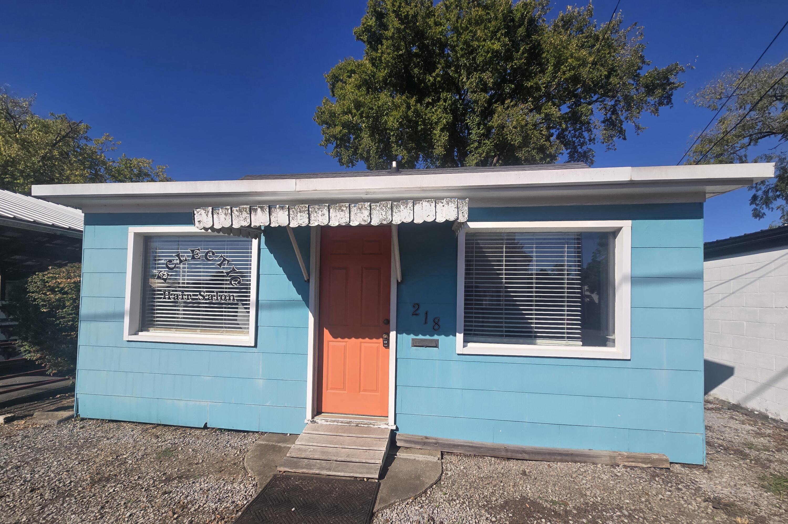 218 N College Street Property Photo 4