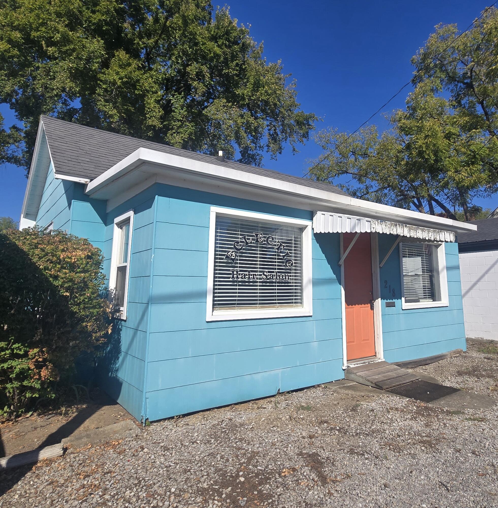 218 N College Street Property Photo 5