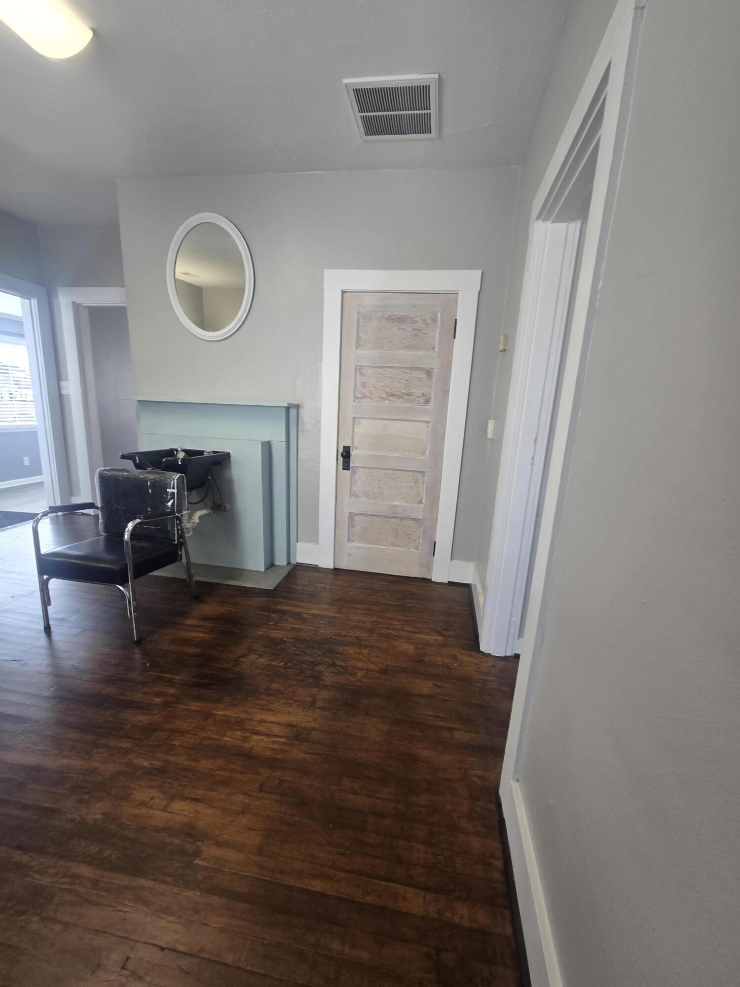 218 N College Street Property Photo 16