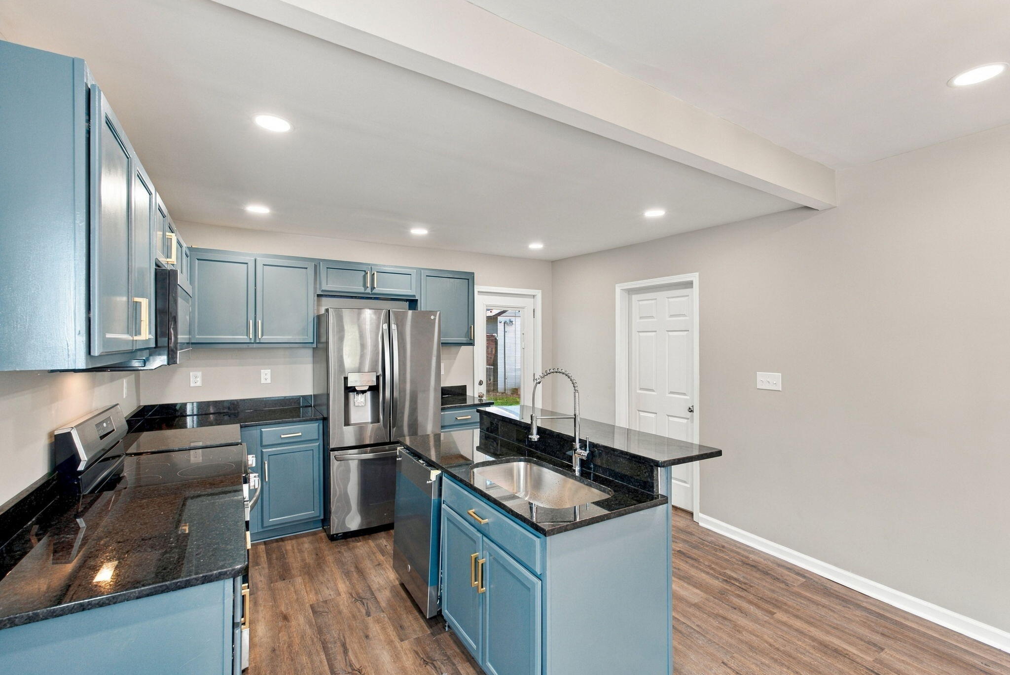 118 Paris Avenue Property Photo 8