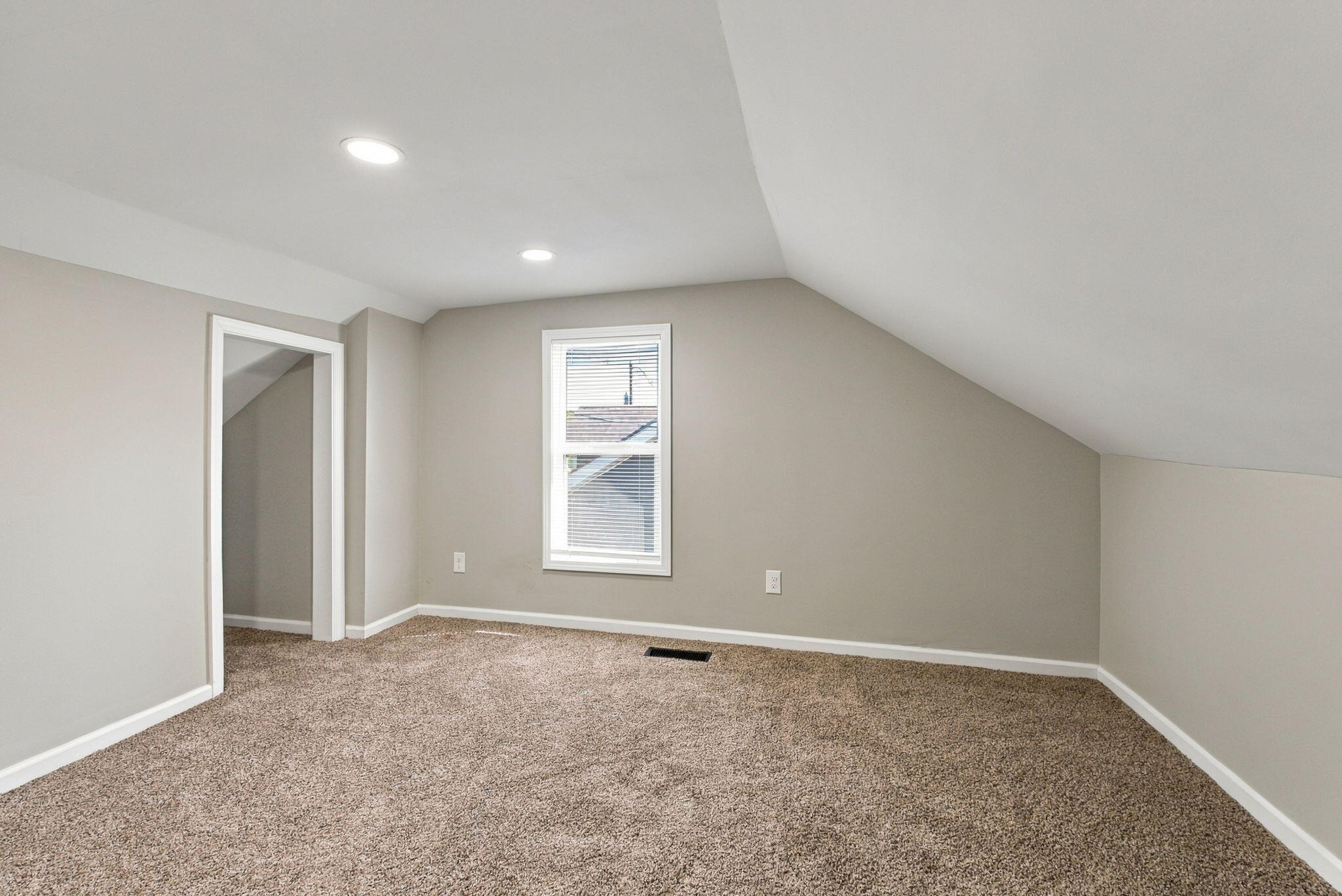 118 Paris Avenue Property Photo 30