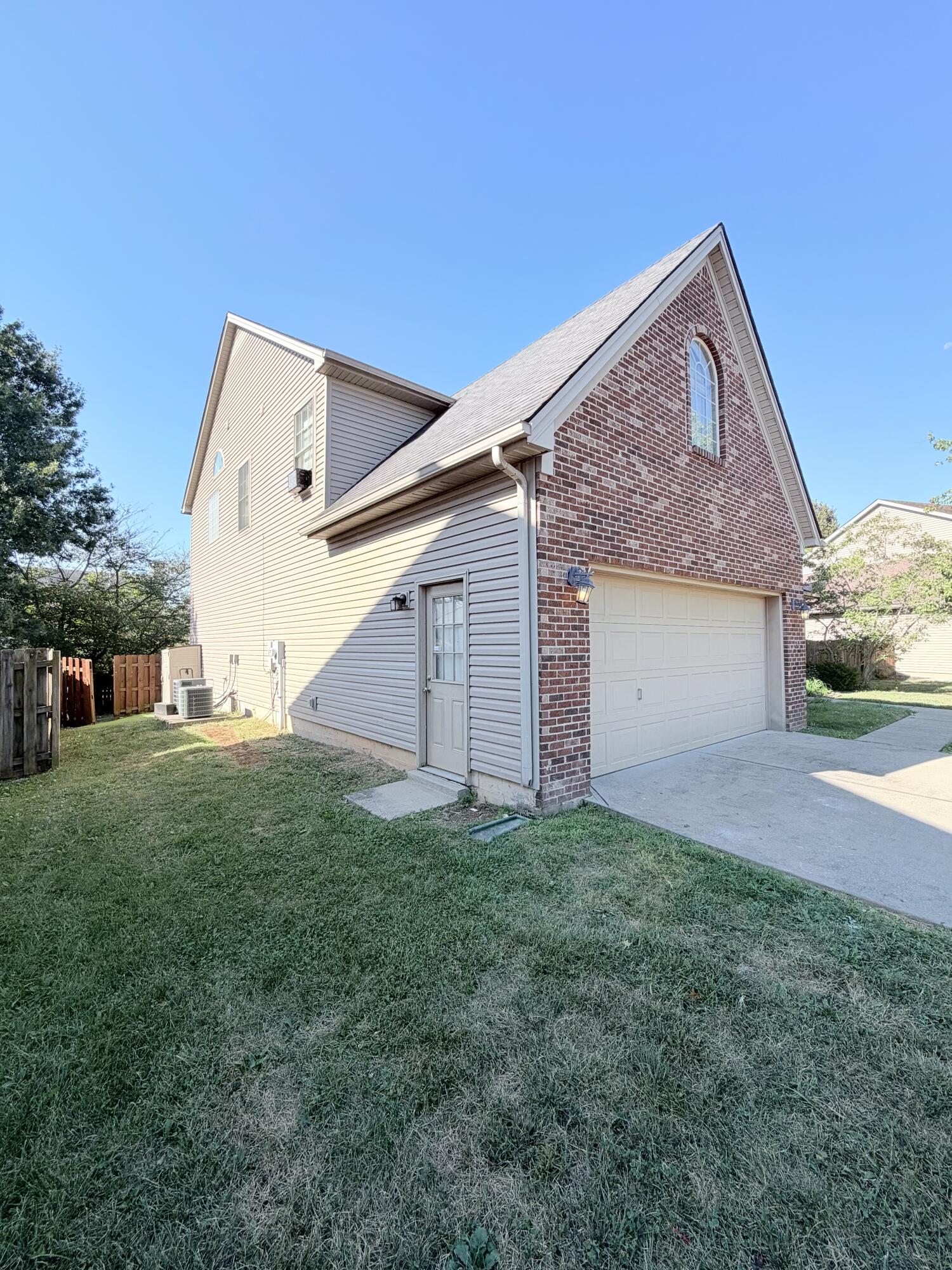 572 Thames Circle Property Photo 3