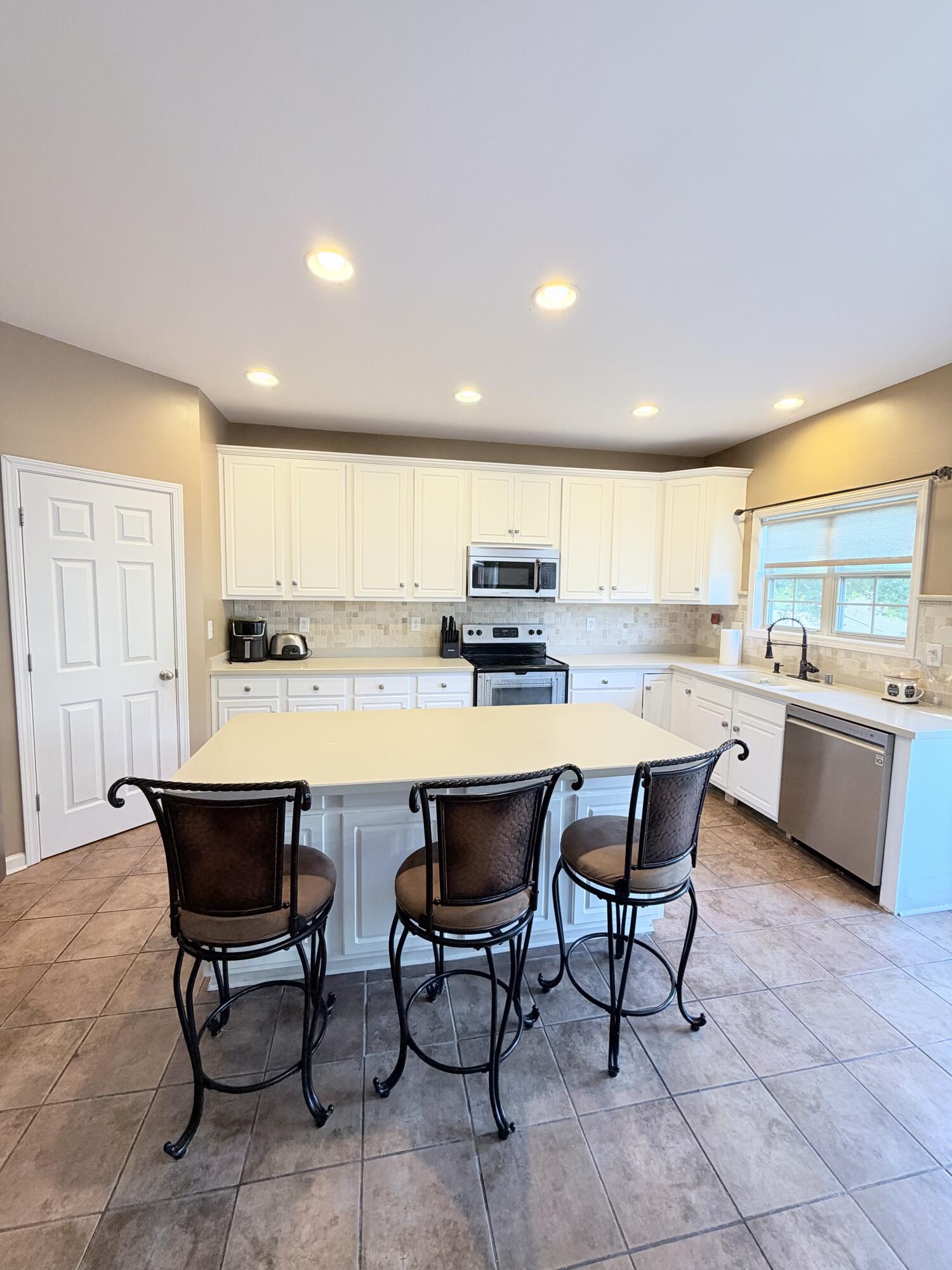 572 Thames Circle Property Photo 6