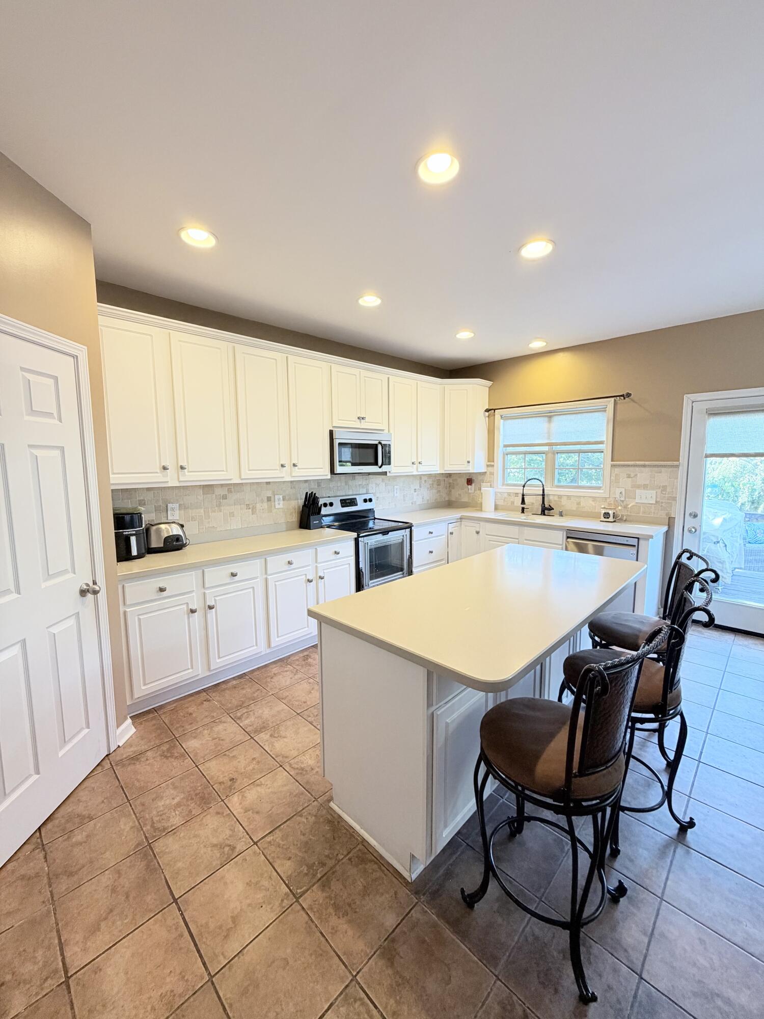 572 Thames Circle Property Photo 7