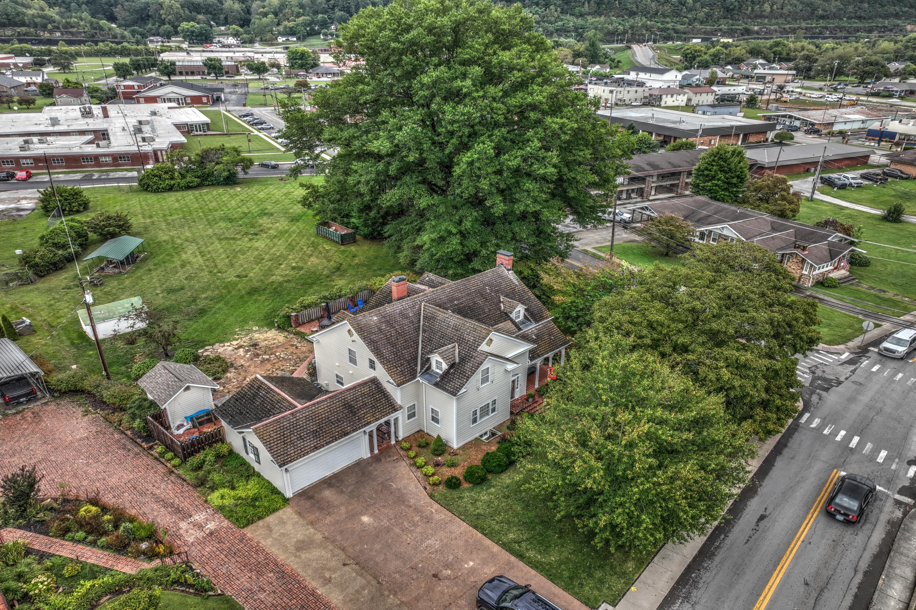 214 College Street Property Photo 4